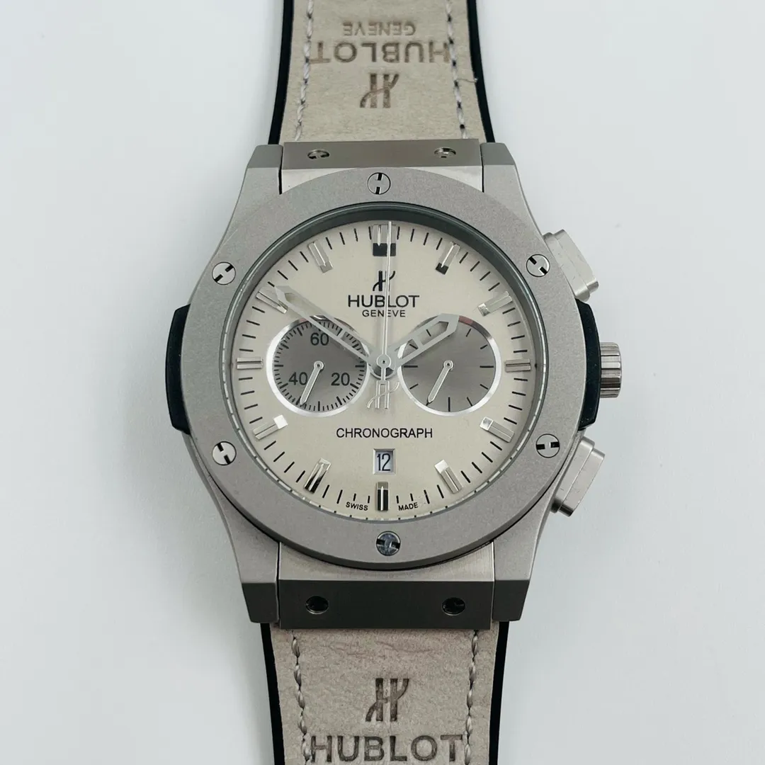 【High-end replica】💰1300! Hublot - HUBLOT Hublot Classic Fusion Series Multifunctional chronograph watch designed for sports. Built-in imported quartz stable movement. Function: Press the button at 2 o'clock to start counting seconds 120 seconds at 18 o'clock. One minute at 2 o'clock. Press and stop to see the timing time at 3 o'clock. The small dial overall 24 hours. The case is made of 316l stainless steel. The size is 41.8 mm in diameter and the thickness is 12 mm. The imported rubber strap and cowhide strap are equipped with original folding snaps. Strengthened and thickened mirror. Noble atmosphere, gentlemanly style, excellent quality