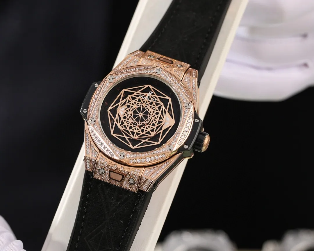 【Foreign trade import】💰3600! Hublot HUBLOT BIG BANG Big Bang Series [Second Generation Tattoo Rebirth Edition] Counter synchronization function, manual disassembly and assembly of straps. Convenient and quick to change straps of different colors. Designed by a London bald master, exclusive top version. Re-engraved 45mm case diameter. The strap has the same design concept as the original (quick replacement function). The buckle is made of fine steel and is exactly the same as the original. Stacked buckle SANG BLEU Tattoo 415.NX.1112.VR.MXM16 Satin brushed and polished polished geometric pattern with three layers of overlapping luminous hands. The three patterns rotate to present different geometric patterns. The entire case is artificially inlaid with diamonds. Original Citizen mechanical movement (very stable and almost zero repairs). The automatic weight also adopts a complicated geometric pattern shape. It looks like a full circle but can be pulled and rotated by gravity⚠️Majestic! Welcome to reprint!