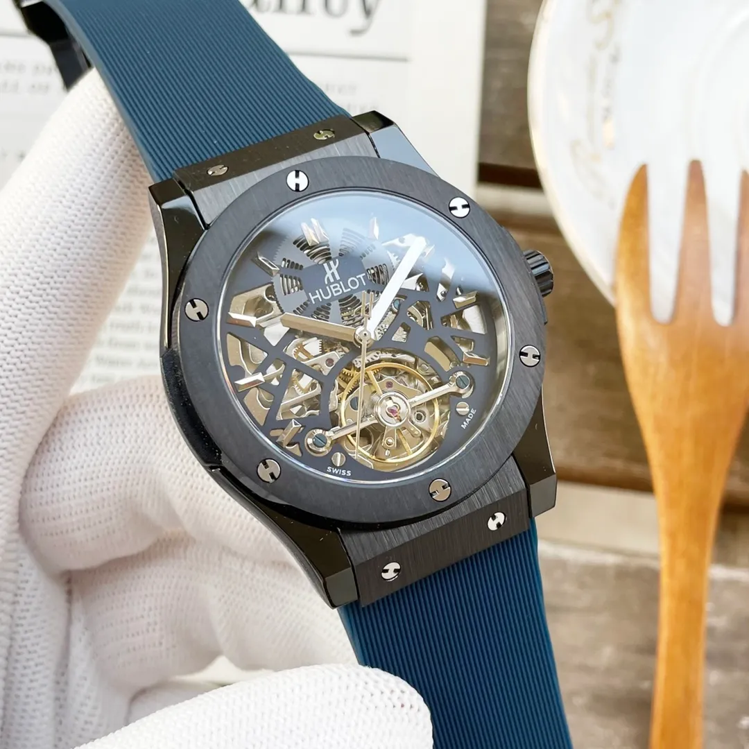 【High-end replica】💰1720! Hublot's premium men's watch features a classic three-hand flywheel design, exquisite craftsmanship, originality, nobility and gentlemanly style. It adopts fully automatic imported Citizen mechanical movement, top-grade 316L stainless steel case, imported calfskin strap, mineral super mirror, size 44*13. Welcome to reprint!