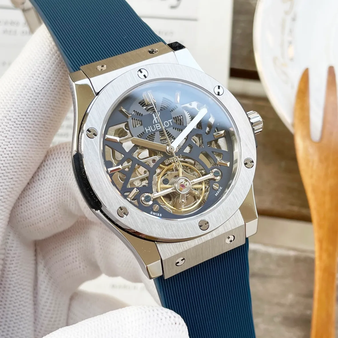 【High-end replica】💰1720! Hublot's premium men's watch features a classic three-hand flywheel design, exquisite craftsmanship, originality, nobility and gentlemanly style. It adopts fully automatic imported Citizen mechanical movement, top-grade 316L stainless steel case, imported calfskin strap, mineral super mirror, size 44*13. Welcome to reprint!