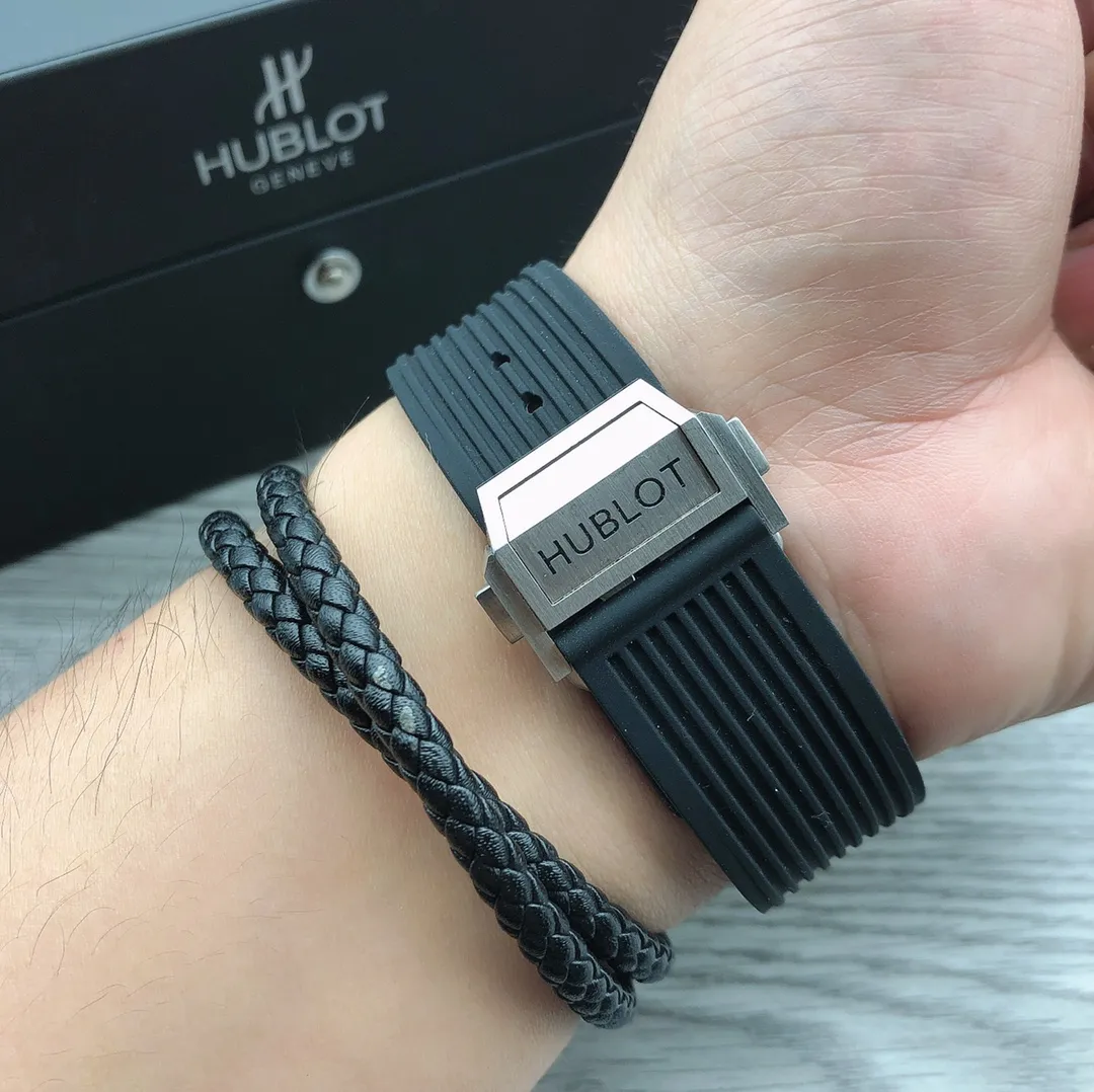 【Top Replica】💰Private chat! Hublot HUBLOT Hublot A42 watch is the best replica of the year - Hublot BIG BANG series 411.JX.4802.RT "fully transparent watch" [Excellent details] 1. Restore the hollow layout of the dragons and phoenixes behind the authentic dial, 2. Use the same acrylic plexiglass as the original for ultimate cloning - completing the impossible task. This material not only has high hardness, but also has excellent physical properties such as corrosion resistance and wear resistance. High-definition scratch-resistant sapphire 💎 glass [Movement function] The diameter of the watch is 45mm. The enhanced version of the chronograph 7750 movement is used to modify the original HUB.1242 core to achieve all functions consistent with formal wear. [Strive for excellence] Go all out, check every level, and try our best to restore every detail of the authentic product while ensuring a perfect "perspective sense". [Gift] Comes with a pair of natural rubber straps of the same style and different colors (can replace the original), the first "fully transparent masterpiece" in the replica industry
