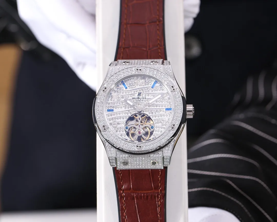 【Foreign trade import】💰3200! Hublot - Hublot HUBLOT (luxury design) is grand and extraordinary💪💪 Type: fine men's watch (top quality) Strap: imported rubber strap (comfortable and durable) Movement: equipped with top mechanical movement (stable travel time) Material: mineral super strong mirror (wear-resistant performance) Exquisite quality Domineering style Noble and generous Grand style Wisdom and exclusivity Size: 43mm in diameter and 12mm in thickness High-definition real shot! Welcome to reprint!