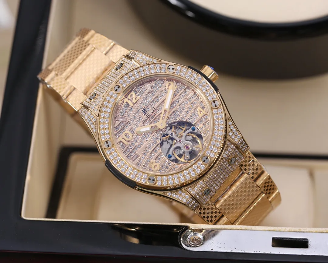 【Foreign trade import】💰3200! Hublot - Hublot HUBLOT (luxury design) is grand and extraordinary💪💪 Type: fine men's watch (top quality) Strap: imported rubber strap (comfortable and durable) Movement: equipped with top mechanical movement (stable travel time) Material: mineral super strong mirror (wear-resistant performance) Exquisite quality Domineering style Noble and generous Grand style Wisdom and exclusivity Size: 43mm in diameter and 12mm in thickness High-definition real shot! Welcome to reprint!
