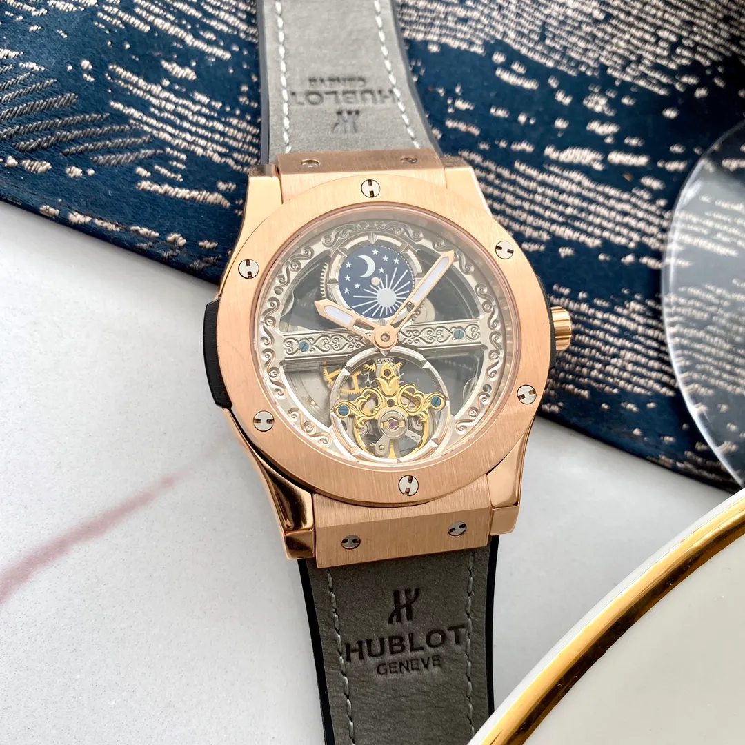 【Foreign trade import】💰1640! Hublot (HUBLOT) This is a high-end show for Hublot wrists! Hengbao once again crosses the trend of high-end products! Performed by stars and grandly launched, it is a masterpiece that combines cutting-edge trends and innovative technology. It is the pinnacle of watch history. It interprets the "art of fusion" from multiple perspectives and perfectly interprets Hublot's brand concept of "becoming the first, unique, and different": This is the first time so far that a traditional Swiss watchmaking watch brand has crossed over to join hands with a top fashion brand. Hublot has once again set a precedent and become the "first" to stand out from the crowd! Paired with a customized men's watch with a hollow mechanical movement, you don't need to pull out the crown to adjust the time. You can set the time directly in the original gear! Can be used with tape/belt size 45X12mm! Welcome to reprint!