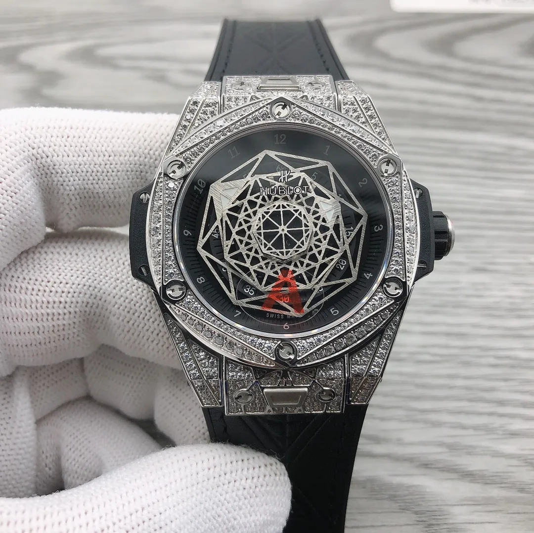 【Foreign trade import】💰7600! HB’s new “luxury version” Hublot HUBLOT Big Bang series 465.SS.1117.VR.1704.MXM18 🎮 tattooed diamond watch is finally online! [Technical Breakthrough]: The "luxury version" is full of diamond tattoos, and the entire case is inlaid with Swarovski diamonds. The craftsmanship is comparable to the original. The original case is CNC polished throughout, and the version has been calibrated and adjusted multiple times to achieve the same perfect contours and lines as the original! The size is 45mm, presenting an extremely luxurious and invincible texture [Function]: 1: "One-touch" strap quick-release button, convenient to change straps, improve the use experience 2: Octagonal hollow blade pointer, the craftsmanship and function are synchronized with the original, and will never fade 3: Customized version of HUB1213 movement - clone the original automatic winding system, the power reserve is up to 72 hours, and has very reliable stability 🎮 4: Rubberized calfskin strap, quick-release buckle, HB cares about every detail that customers care about [Bonus]: Comes with a pair of natural rubber straps of the same style, available in a variety of colors (can replace the original). HB is a masterpiece full of diamonds, welcome to taste it! 🎮Sanjie exquisitely recommends men’s mechanical watches. SJ carefully creates ultra-realistic photo shoots for you.