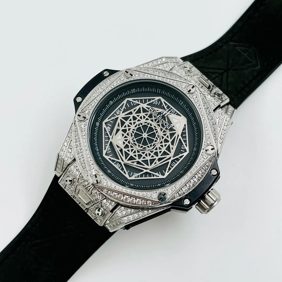 【Foreign trade import】💰2400! Hublot-HUBLOT BIG BANG series is designed by a London bald master. Satin brushed and polished. Polished geometric pattern with three layers of overlapping luminous hands. The three patterns rotate to present different geometric patterns. The entire case is artificially inlaid with diamonds. Imported automatic mechanical movement. The case is made of 316l stainless steel. The size is 42.4 mm in diameter. The thickness is 15.3 mm. Imported cowhide stitched rubber strap with original folding snap buckle. Strengthened and thickened mirror surface. Noble atmosphere. Gentleman style and excellent quality