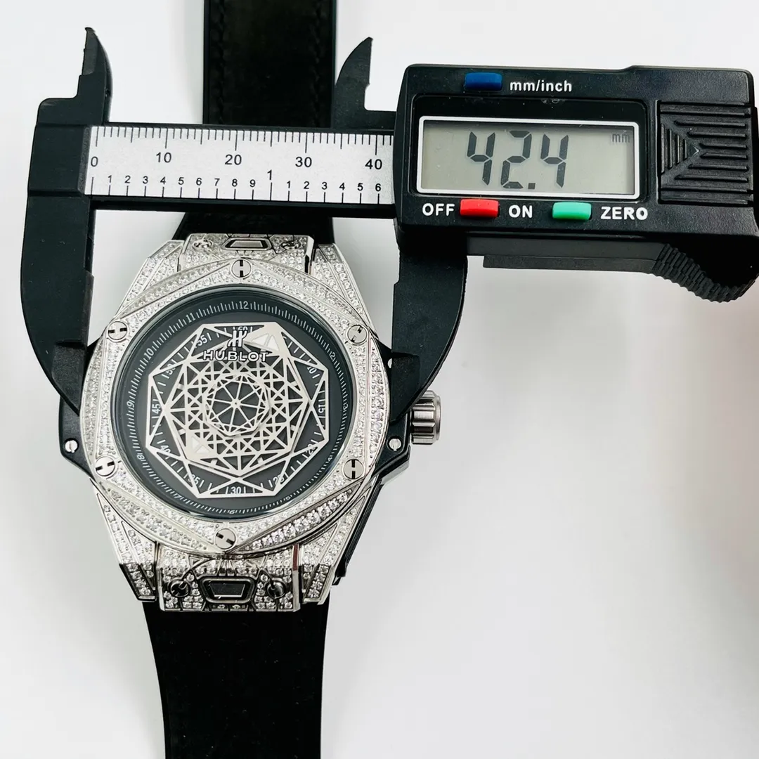 【Foreign trade import】💰2400! Hublot-HUBLOT BIG BANG series is designed by a London bald master. Satin brushed and polished. Polished geometric pattern with three layers of overlapping luminous hands. The three patterns rotate to present different geometric patterns. The entire case is artificially inlaid with diamonds. Imported automatic mechanical movement. The case is made of 316l stainless steel. The size is 42.4 mm in diameter. The thickness is 15.3 mm. Imported cowhide stitched rubber strap with original folding snap buckle. Strengthened and thickened mirror surface. Noble atmosphere. Gentleman style and excellent quality