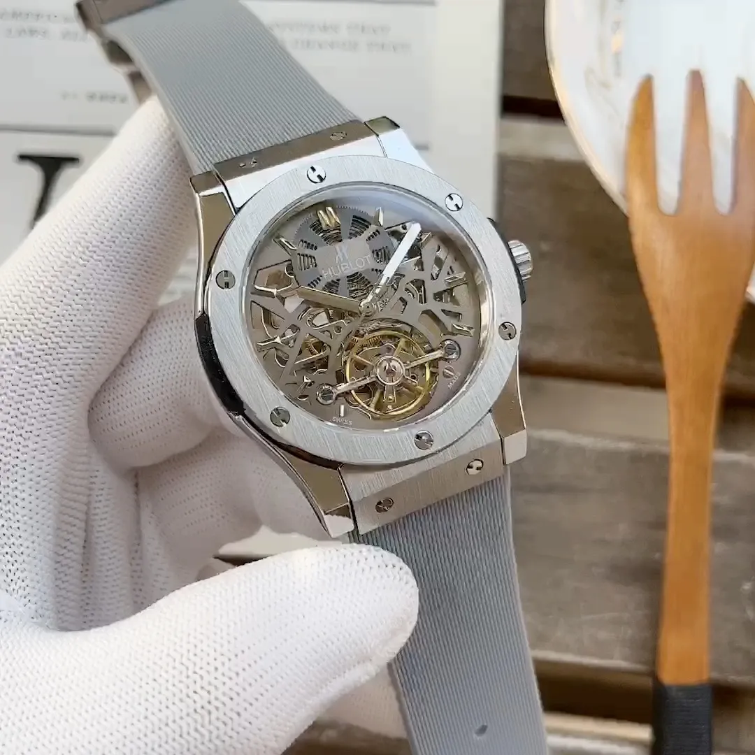 【High-end replica】💰1720! Hublot's premium men's watch features a classic three-hand flywheel design, exquisite craftsmanship, originality, nobility and gentlemanly style. It adopts fully automatic imported Citizen mechanical movement, top-grade 316L stainless steel case, imported calfskin strap, mineral super mirror, size 44*13. Welcome to reprint!