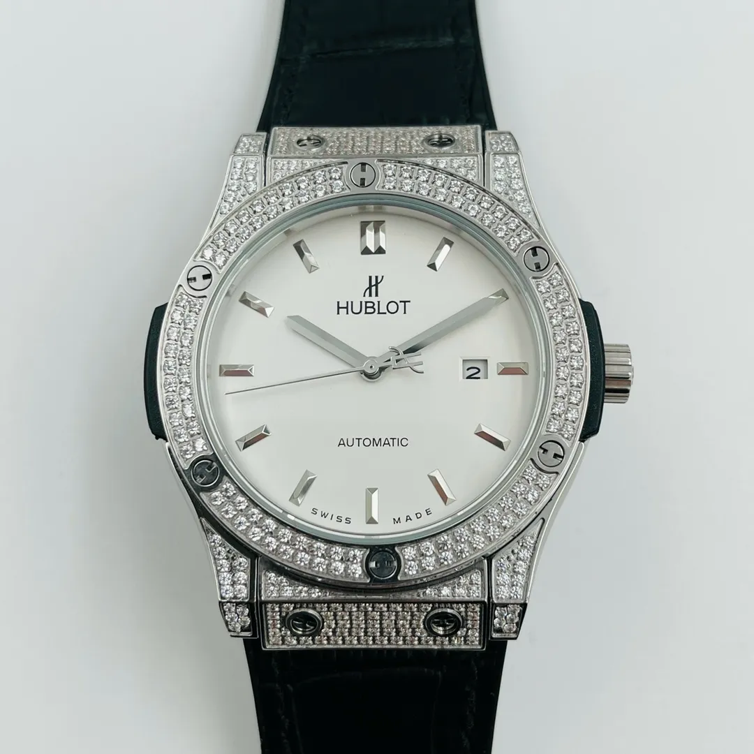 【High-end replica】💰1360! Hublot-HUBLOT Hublot Golden Classic Fusion Series Built-in fully automatic mechanical movement. Premium men's watch. The mirror is made of thickened tempered glass. The case is made of 316l stainless steel. The upper layer of leather on the strap is stitched with rubber on the lower layer. It is easy to wear with the original folding snap button. The case size is 42 mm in diameter and 12 mm in thickness. The classic design is fashionable, simple and elegant.
