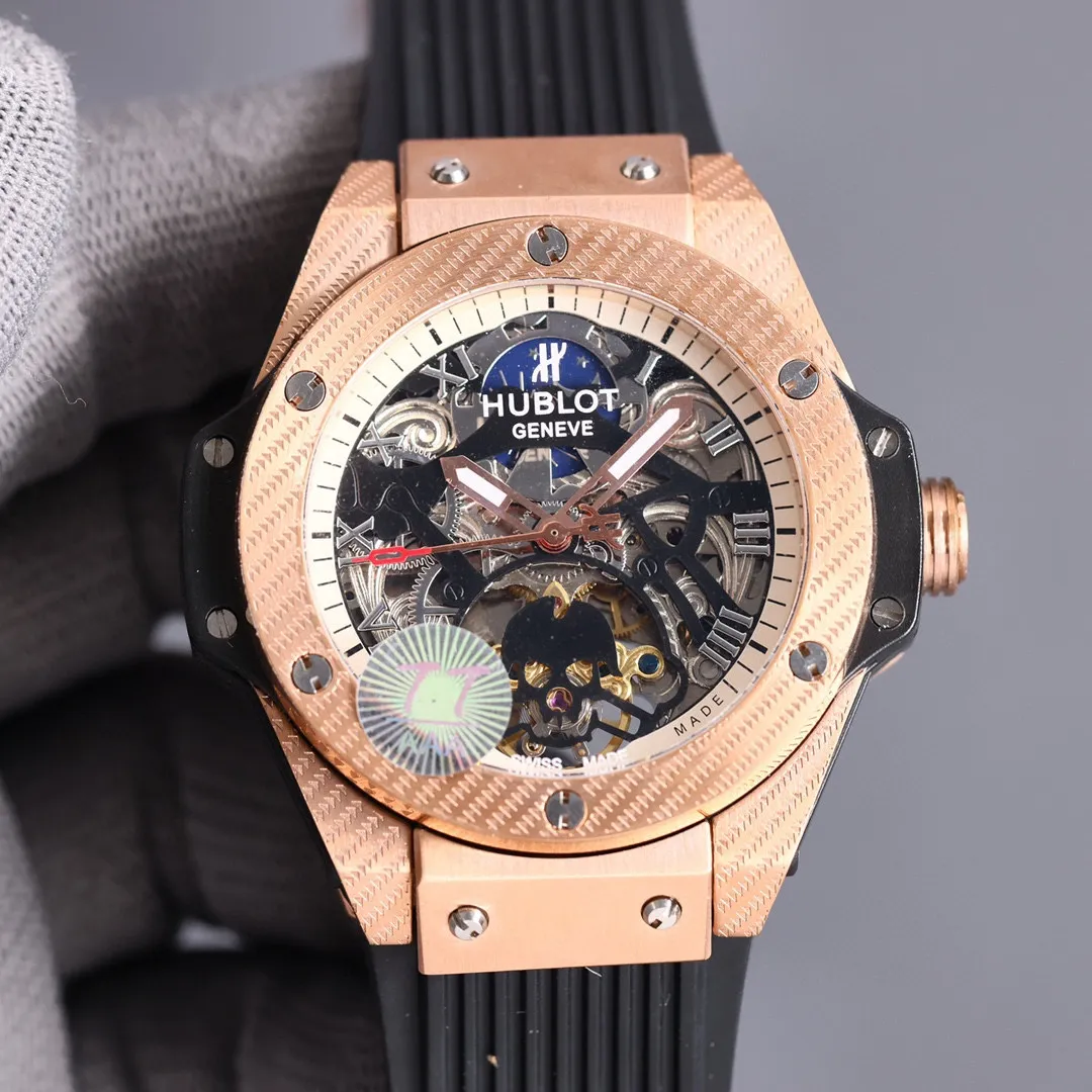 【High-end replica】💰1720! Carbon fiber body Avant-garde personality Ingenious craftsmanship BIG BANG is about being different and kingly style [Latest]: Hublot [Series]: BIG BANG series [Strap]: Malaysian fragrant rubber strap [Movement]: High-end fully automatic imported Citizen mechanical movement [Mirror]: Mineral-strengthened glass (higher definition) Elegant taste Vast and majestic Ingenuity A treasure for the wrist Size: diameter 46mm, thickness 12mm. Hot sale! Welcome to reprint!