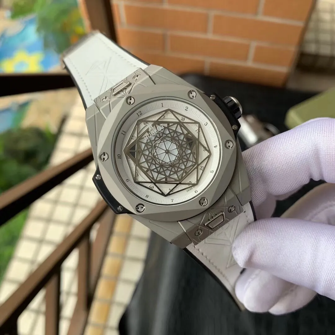 【Foreign trade import】💰2800! [HUBLOT] Hublot Hublot BIG BANG Big Bang Series [Second Generation Tattoo Reborn Edition] The strap is detachable. The counter synchronization function allows manual disassembly and assembly of the strap. It is convenient and quick to change straps of different colors. Designed by a London bald master, exclusive top version. Re-engraved 45mm case diameter. The strap has the same design concept as the original (quick replacement function). The buckle is made of fine steel and is exactly the same as the original. Folding clasp SANG BLEU Tattoo 415.NX.1112.VR.MXM16 Satin brushed and polished polished geometric pattern with three layers of overlapping luminous hands. The three patterns rotate to present different geometric patterns. The entire case is artificially inlaid with diamonds. Original Citizen mechanical movement (very stable and almost zero repairs). The automatic weight also adopts a complicated geometric pattern shape. It looks like a full circle but can be pulled and rotated by gravity! 🔥Top quality products are constantly produced🔥