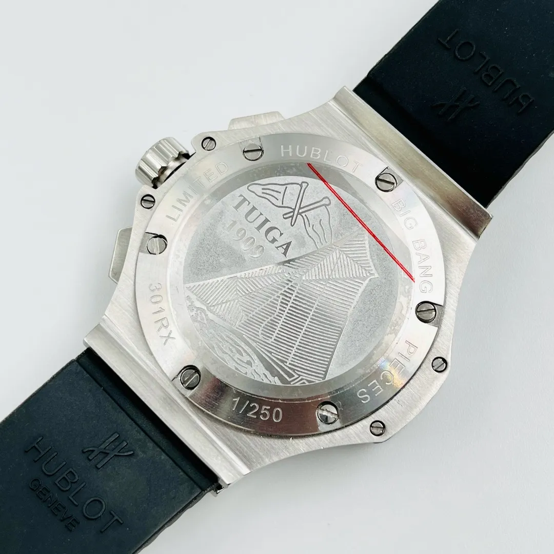 【Foreign trade import】💰1360! Hublot-HUBLOT Hublot BIG BANG series is a multi-functional chronograph watch designed for sports. It has a built-in imported quartz stable movement. It has functions of 2 o'clock when the button is pressed to start counting seconds 120 seconds at 18 o'clock and one minute at 2 o'clock. Press and stop to see the timing time at 3 o'clock. Overall 24 hours. The case is made of 316l stainless steel. The size is 42.5 mm in diameter and the thickness is 14.3 mm. The imported rubber strap is equipped with an original folding snap buckle. Strengthened and thickened mirror, noble atmosphere. Gentleman style and excellent quality