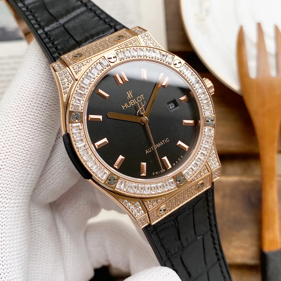 【Foreign trade import】💰2400! Hublot's premium men's watch, classic three-hand design, luxurious and full of diamonds, noble atmosphere, gentlemanly style, excellent quality, hot-selling all over the city. Using imported Citizen mechanical movement (zero repair) upgraded version of the original rotor, top-grade 316 stainless steel case, imported calfskin strap, sapphire mirror not scratched, size 45*13mm