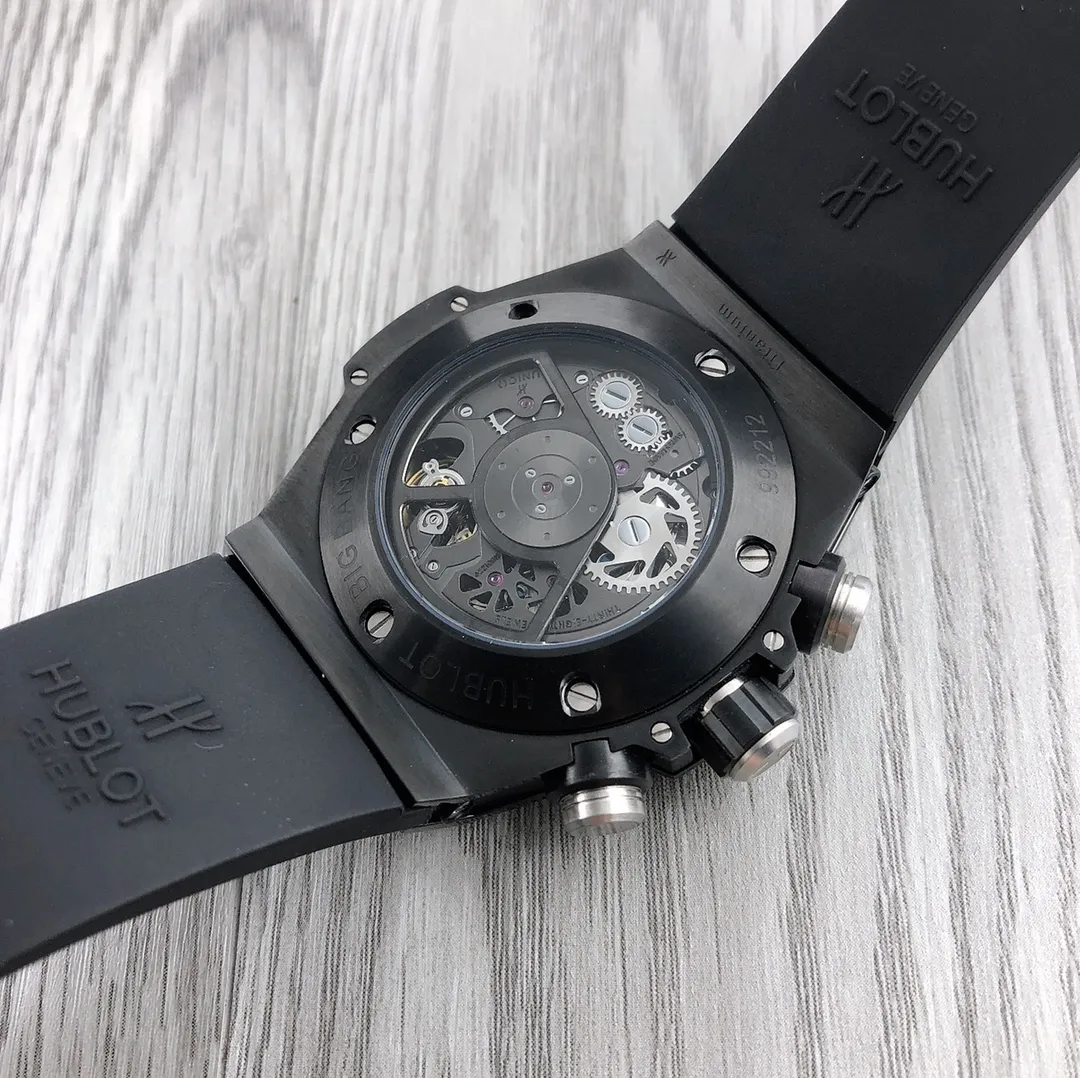 Hublot HUBLOT - A42 is brave and fearless, punching and punching, referred to as "HUB" and "Hengbao", BigBang big bang element material chronograph v2 version ❶The case is made of imported 316 stainless steel material, the design is explosive game ❷ Equipped with 7750 modified "HUB1242" automatic movement, timing start and one-button flyback, perfectly restoring the original function, automatic adjustment for secondary weight gain Achieve more stable travel time and ultra-low repair rate Game ❸The watch strap is made of natural oak rubber strap, super waterproof, soft and comfortable ❹The watch mirror is made of natural sapphire glass, wear-resistant and scratch-resistant, transparent and zero defects. As a young brand, Hublot reaffirms youthful vitality with high-end manufacturing with its flamboyant personality and unique design. We will feel the freedom of youth with everyone! ! !