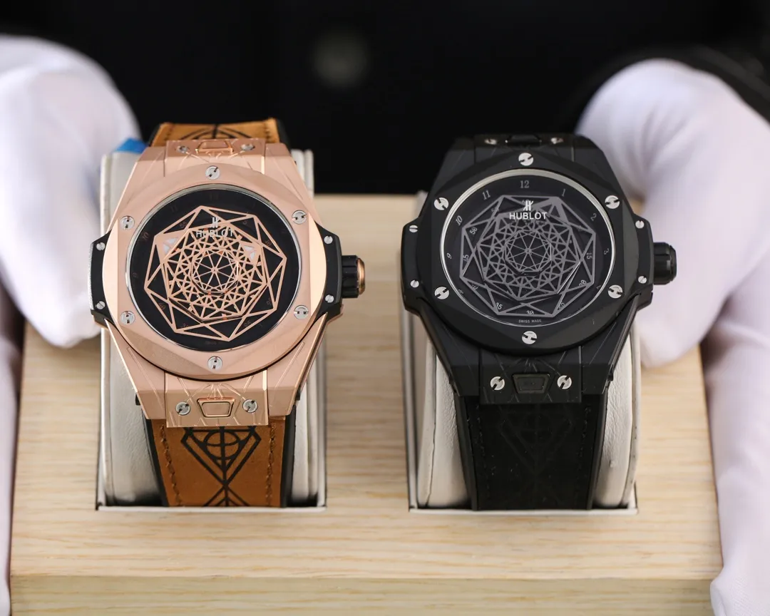 【Foreign trade import】💰3600! Hublot HUBLOT BIG BANG Big Bang Series [Second Generation Tattoo Rebirth Edition] Counter synchronization function, manual disassembly and assembly of straps. Convenient and quick to change straps of different colors. Designed by a London bald master, exclusive top version. Re-engraved 45mm case diameter. The strap has the same design concept as the original (quick replacement function). The buckle is made of fine steel and is exactly the same as the original. Stacked buckle SANG BLEU Tattoo 415.NX.1112.VR.MXM16 Satin brushed and polished polished geometric pattern with three layers of overlapping luminous hands. The three patterns rotate to present different geometric patterns. The entire case is artificially inlaid with diamonds. Original Citizen mechanical movement (very stable and almost zero repairs). The automatic weight also adopts a complicated geometric pattern shape. It looks like a full circle but can be pulled by gravity to rotate⚠️Please look for exclusive quality! Top listing! Welcome to reprint!