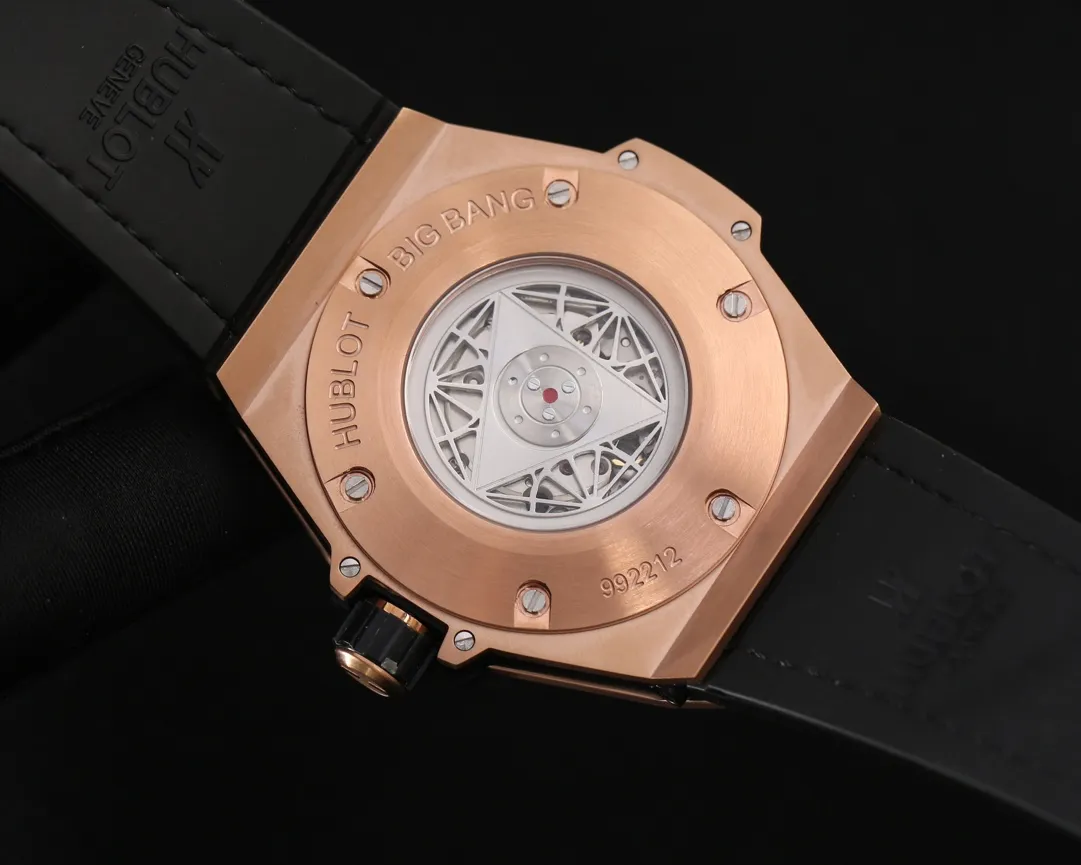 【Foreign trade import】💰3600! Hublot HUBLOT BIG BANG Big Bang Series [Second Generation Tattoo Rebirth Edition] Counter synchronization function, manual disassembly and assembly of straps. Convenient and quick to change straps of different colors. Designed by a London bald master, exclusive top version. Re-engraved 45mm case diameter. The strap has the same design concept as the original (quick replacement function). The buckle is made of fine steel and is exactly the same as the original. Stacked buckle SANG BLEU Tattoo 415.NX.1112.VR.MXM16 Satin brushed and polished polished geometric pattern with three layers of overlapping luminous hands. The three patterns rotate to present different geometric patterns. The entire case is artificially inlaid with diamonds. Original Citizen mechanical movement (very stable and almost zero repairs). The automatic weight also adopts a complicated geometric pattern shape. It looks like a full circle but can be pulled by gravity to rotate⚠️Please look for exclusive quality! Top listing! Welcome to reprint!