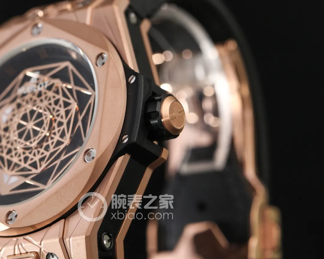 【Foreign trade import】💰3600! Hublot HUBLOT BIG BANG Big Bang Series [Second Generation Tattoo Rebirth Edition] Counter synchronization function, manual disassembly and assembly of straps. Convenient and quick to change straps of different colors. Designed by a London bald master, exclusive top version. Re-engraved 45mm case diameter. The strap has the same design concept as the original (quick replacement function). The buckle is made of fine steel and is exactly the same as the original. Stacked buckle SANG BLEU Tattoo 415.NX.1112.VR.MXM16 Satin brushed and polished polished geometric pattern with three layers of overlapping luminous hands. The three patterns rotate to present different geometric patterns. The entire case is artificially inlaid with diamonds. Original Citizen mechanical movement (very stable and almost zero repairs). The automatic weight also adopts a complicated geometric pattern shape. It looks like a full circle but can be pulled by gravity to rotate⚠️Please look for exclusive quality! Top listing! Welcome to reprint!