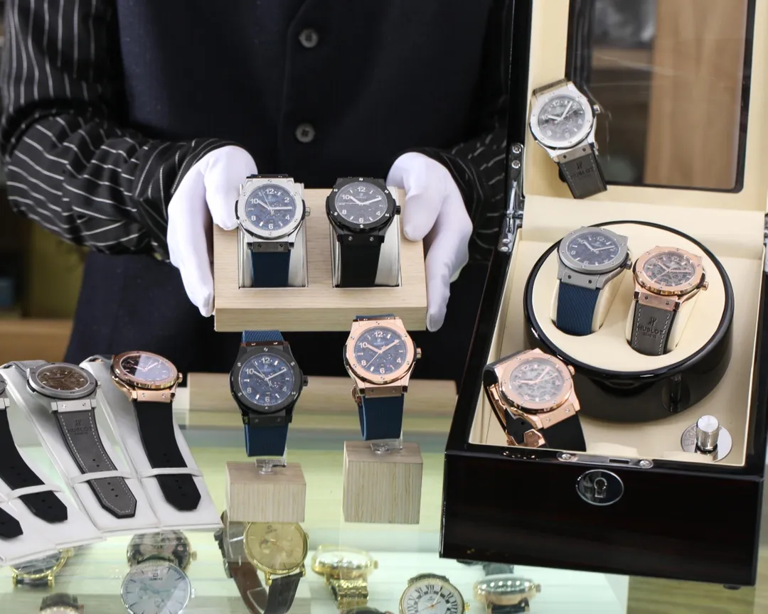 【Foreign trade import】💰1160! Hublot is grand and extraordinary. Type: Boutique men's watch (top excellence). Exquisite quality. Domineering style. Noble and generous. Grand style. Wisdom and exclusivity. Strap: imported rubber strap (comfortable and durable). Movement: fully automatic mechanical movement (stable travel time). Material: mineral super strong mirror (wear-resistant performance). Size: 44mm in diameter and 13mm thick. HD counter! Welcome to reprint!