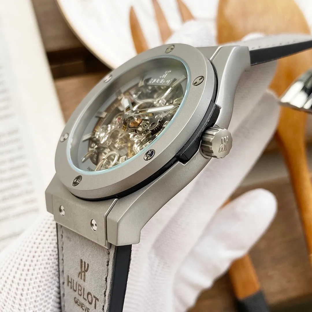 【Foreign Trade Import】💰1440! Hublot's premium men's watch has a simple two-hand hollow design, exquisite craftsmanship, originality, noble atmosphere, and gentlemanly style. Using fully automatic mechanical movement, top-grade 316 stainless steel case and strap, mineral super mirror, size 45*13