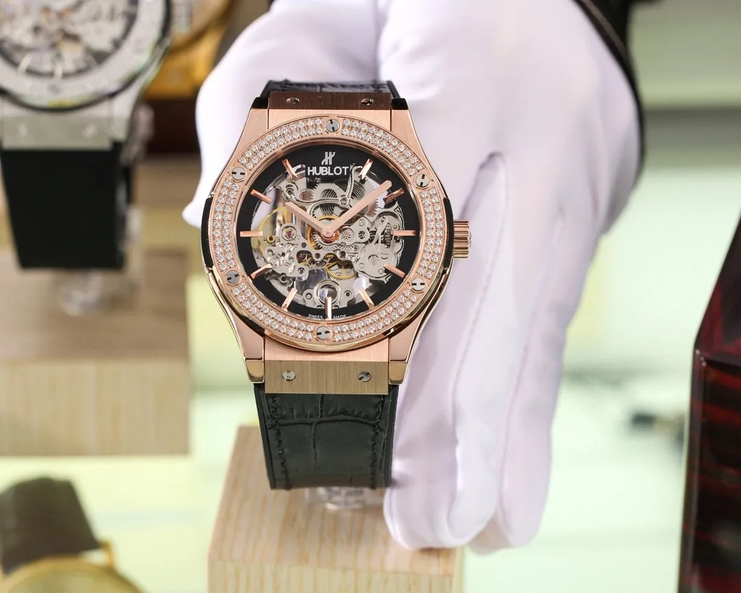 [Foreign Trade Import] 💰1360 Watch Home Watch Appreciation｝The new BIG BANG MECA-10 diamond-set watch is equipped with Hublot. It combines cutting-edge watch machinery and anti-scratch materials to fascinate watch lovers with its dazzling diamond-set case. Unique architectural beauty, original gear power clearly visible under the fully hollow dial! ——The new diamond-encrusted watch reflects the watchmaker’s bold watchmaking craftsmanship and aesthetic pursuits.       The diamond-set Big Bang Meca-10 Hublot watch has a diameter of 44 mm. The fully hollow internal structure can be seen through the high-definition top-grade mirror, which further highlights the king's style! ⚠️[Zhanxi Road Original Counter Picture] Welcome to taste! —[Watches are most widely circulated in the market] New model promotion—exclusive first launch—domineering style—number one in sales ✨More domineering! ——Encrusted with diamonds for even more luxury! [Brand]: Hublot (top quality, outstanding debut)🎉🎉Beautiful hollowed out [Type]: Boutique men's watch (top) exquisite [Strap]: Royal rubber strap (durable) [Movement]: Top mechanical movement (stable) [Material]: Mineral super strong mirror (higher definition) Committed to creating high-quality watches💪 Exquisite quality and generous style, excellent temperament, wise and exclusive enjoyment [Size]: 44mm in diameter and 12mm thick. Hot on the market! Welcome to reprint!