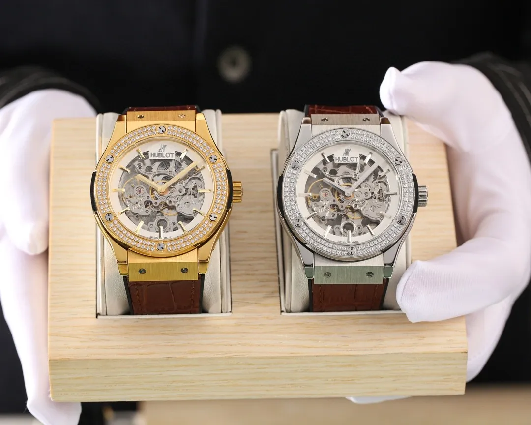 [Foreign Trade Import] 💰1360 Watch Home Watch Appreciation｝The new BIG BANG MECA-10 diamond-set watch is equipped with Hublot. It combines cutting-edge watch machinery and anti-scratch materials to fascinate watch lovers with its dazzling diamond-set case. Unique architectural beauty, original gear power clearly visible under the fully hollow dial! ——The new diamond-encrusted watch reflects the watchmaker’s bold watchmaking craftsmanship and aesthetic pursuits.       The diamond-set Big Bang Meca-10 Hublot watch has a diameter of 44 mm. The fully hollow internal structure can be seen through the high-definition top-grade mirror, which further highlights the king's style! ⚠️[Zhanxi Road Original Counter Picture] Welcome to taste! —[Watches are most widely circulated in the market] New model promotion—exclusive first launch—domineering style—number one in sales ✨More domineering! ——Encrusted with diamonds for even more luxury! [Brand]: Hublot (top quality, outstanding debut)🎉🎉Beautiful hollowed out [Type]: Boutique men's watch (top) exquisite [Strap]: Royal rubber strap (durable) [Movement]: Top mechanical movement (stable) [Material]: Mineral super strong mirror (higher definition) Committed to creating high-quality watches💪 Exquisite quality and generous style, excellent temperament, wise and exclusive enjoyment [Size]: 44mm in diameter and 12mm thick. Hot on the market! Welcome to reprint!