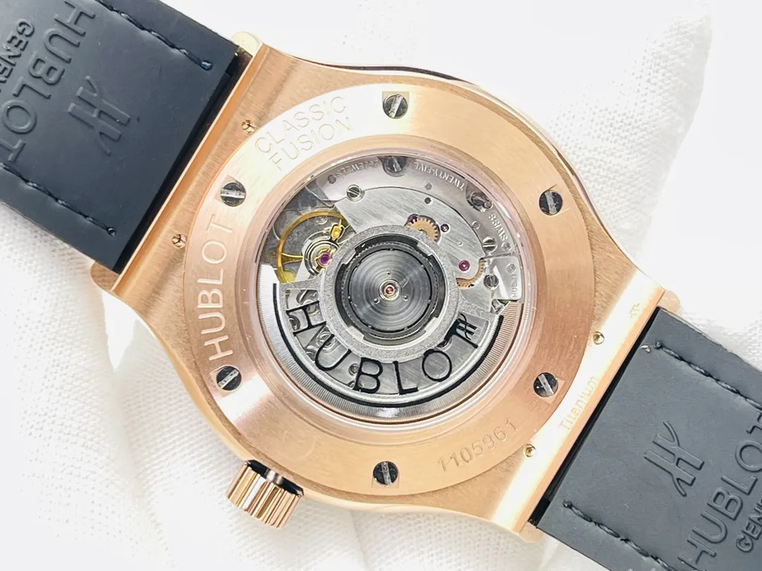 [HB Factory 2021 Wall Crack Recommendation] Hublot HB Hublot Big Bang Sang Bleu Series 415.NX.1112.VR.MXM16 Tattoo Watch Personalized Debut! Harmonious patterns and balanced proportions are integrated and symbiotic, perfectly interpreting the infinite mysteries of geometric shapes in the dimension of time! [Technical Breakthrough] Adopts a customized version of the HUB1213 movement - achieving perfect synchronization of appearance, function and frequency with the original, unparalleled stability and beauty. [Excellent details] The size of the watch is 42MMX14MM, original disassembly and molding. 1⃣️Ensure pattern alignment: Swiss professional-grade corrector is used to collect the pattern. After multiple adjustments, it is ensured that the complex geometric lines match the original, with three-dimensional staggering and clear edges and corners. 2⃣️Improving polishing standards: Every finished product undergoes careful craftsmanship and strict control by HB watchmakers. This ensures that the original consistent silhouette and staggered lines are achieved. 3⃣️Three octagonal hollow blade hands are overlapped and rhodium-plated. The craftsmanship is aligned with the original, and the effect will never fade. [Excellence] The strap and buckle have upgraded any shortcomings of all versions on the market. 1. The black calfskin selected for the strap is softer after heat stamping, and the lining is made of natural rubber, which can keep it fresh and breathable even if worn for a long time. 2. Equipped with Hublot’s classic folding steel buckle, which is of great texture and powerful in opening and closing. Vertically and horizontally orderly and trendy, all watch lovers are welcome to appreciate the professional-level geometric aesthetics from HB! HB Factory’s ingenious masterpiece welcomes all experts to taste it