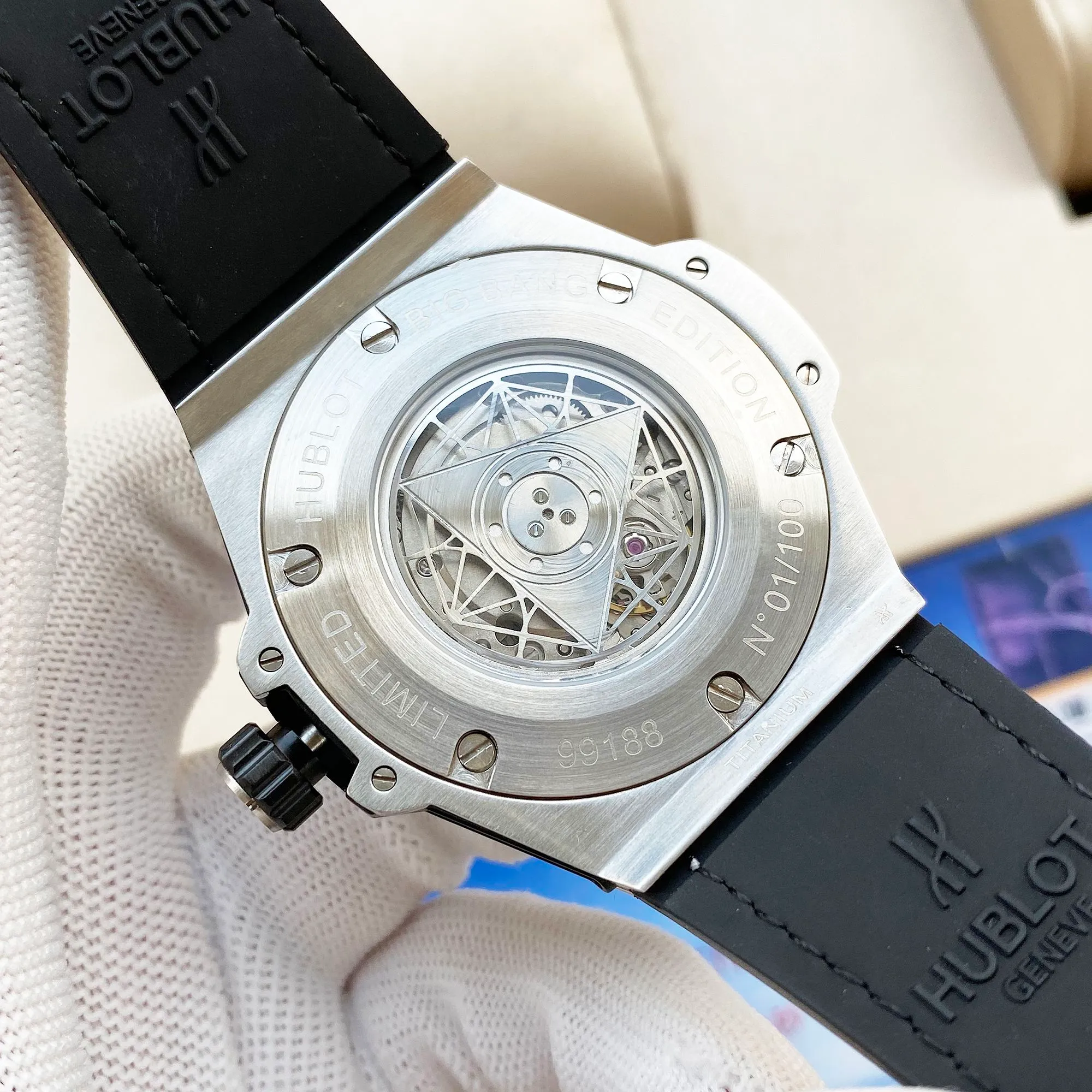 Hublot HUBLOT Hublot BIG BANG Big Bang Series [Second Generation Tattoo Rebirth Edition] Taiwan zF counter synchronization function manual disassembly and assembly of straps. Convenient and quick to change straps of different colors. Designed by a London bald master, exclusive top version. Re-engraved 45mm case diameter. The strap has the same design as the original. The Xin concept (quick replacement function) buckle is made of fine steel and is exactly the same as the original. Stacked buckle SANG BLEU Tattoo 415.NX.1112.VR.MXM16 Satin brushed and polished polished geometric pattern with three layers of overlapping luminous hands. The three patterns rotate to present different geometric patterns. The entire case is artificially inlaid with diamonds. Original Citizen mechanical movement (very stable and almost zero repairs). The automatic weight also adopts a complicated geometric pattern shape. It looks like a full circle but can be pulled and rotated by gravity.