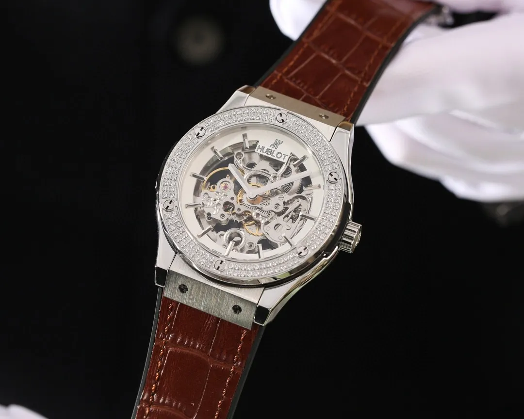 【Foreign trade import】💰1360! Watch Home Watch Tasting} The new BIG BANG MECA-10 diamond-set watch is equipped with Hublot. It combines cutting-edge watch machinery and scratch-resistant materials to fascinate watch lovers with its dazzling diamond-set case. Unique architectural beauty, original gear power clearly visible under the fully hollow dial! ——The new diamond-encrusted watch reflects the watchmaker’s bold watchmaking craftsmanship and aesthetic pursuits.       The diamond-set Big Bang Meca-10 Hublot watch has a diameter of 44 mm. The fully hollow internal structure can be seen through the high-definition top-grade mirror, which further highlights the king's style! ⚠️[Zhanxi Road Original Counter Picture] Welcome to taste! —[Watches are most widely circulated in the market] New model promotion—exclusive first launch—domineering style—number one in sales ✨More domineering! ——Encrusted with diamonds for even more luxury! [Brand]: Hublot (top quality, outstanding debut)🎉🎉Beautiful hollowed out [Type]: Boutique men's watch (top) exquisite [Strap]: Royal rubber strap (durable) [Movement]: Top mechanical movement (stable) [Material]: Mineral super strong mirror (higher definition) Committed to creating high-quality watches💪 Exquisite quality and generous style, excellent temperament, wise and exclusive enjoyment [Size]: 44mm in diameter and 12mm thick. Hot on the market! Welcome to reprint!