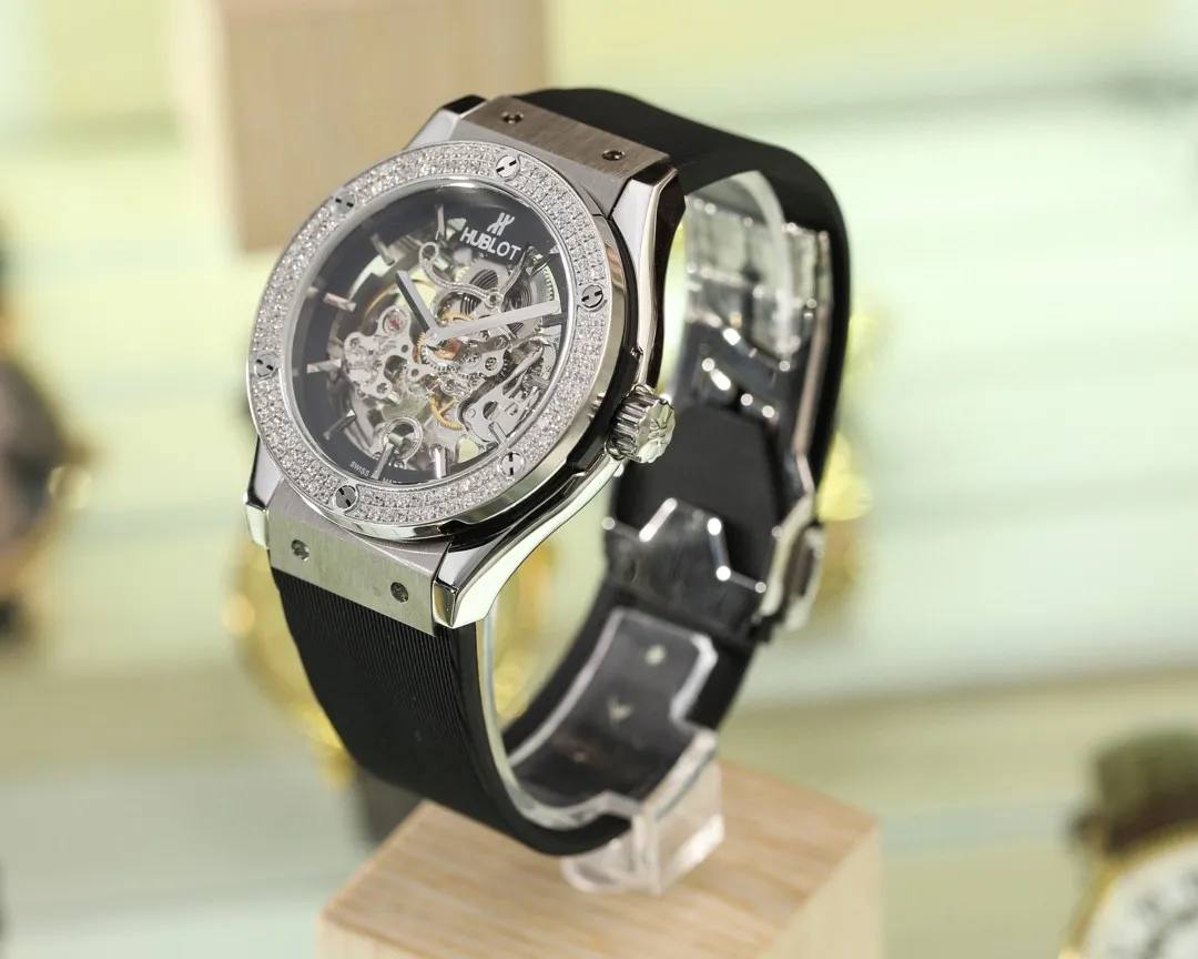 【Foreign trade import】💰1360! Watch Home Watch Tasting} The new BIG BANG MECA-10 diamond-set watch is equipped with Hublot. It combines cutting-edge watch machinery and scratch-resistant materials to fascinate watch lovers with its dazzling diamond-set case. Unique architectural beauty, original gear power clearly visible under the fully hollow dial! ——The new diamond-encrusted watch reflects the watchmaker’s bold watchmaking craftsmanship and aesthetic pursuits.       The diamond-set Big Bang Meca-10 Hublot watch has a diameter of 44 mm. The fully hollow internal structure can be seen through the high-definition top-grade mirror, which further highlights the king's style! ⚠️[Zhanxi Road Original Counter Picture] Welcome to taste! —[Watches are most widely circulated in the market] New model promotion—exclusive first launch—domineering style—number one in sales ✨More domineering! ——Encrusted with diamonds for even more luxury! [Brand]: Hublot (top quality, outstanding debut)🎉🎉Beautiful hollowed out [Type]: Boutique men's watch (top) exquisite [Strap]: Royal rubber strap (durable) [Movement]: Top mechanical movement (stable) [Material]: Mineral super strong mirror (higher definition) Committed to creating high-quality watches💪 Exquisite quality and generous style, excellent temperament, wise and exclusive enjoyment [Size]: 44mm in diameter and 12mm thick. Hot on the market! Welcome to reprint!