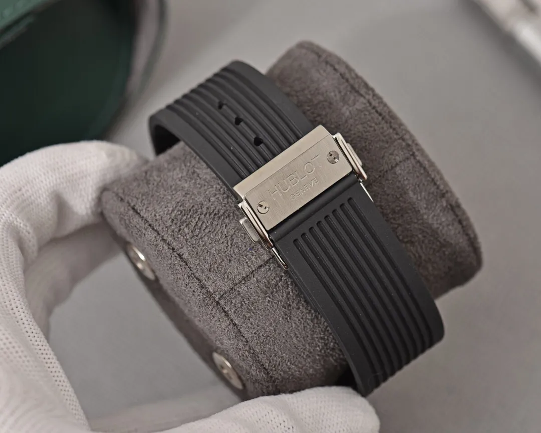 [Foreign trade import]💰1180 Hublot (Hengbao) [Series]: BIG BANG series [Watch strap]: Malaysian fragrant rubber strap [Movement]: VK quartz movement imported from Japan (zero error and zero repair) [Mirror]: Mineral strengthened glass (higher definition) Elegant taste Vast atmosphere Ingenuity A treasure for the wrist Size: 46mm diameter 12mm thick Hot sale on the market! Welcome to reprint!