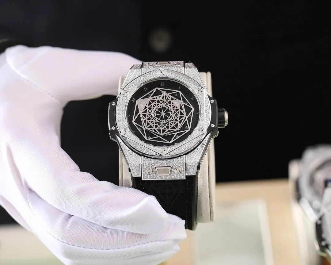【Foreign trade import】💰3600! Hublot HUBLOT BIG BANG Big Bang Series [Second Generation Tattoo Rebirth Edition] Counter synchronization function, manual disassembly and assembly of straps. Convenient and quick to change straps of different colors. Designed by a London bald master, exclusive top version. Re-engraved 45mm case diameter. The strap has the same design concept as the original (quick replacement function). The buckle is made of fine steel and is exactly the same as the original. Stacked buckle SANG BLEU Tattoo 415.NX.1112.VR.MXM16 Satin brushed and polished polished geometric pattern with three layers of overlapping luminous hands. The three patterns rotate to present different geometric patterns. The entire case is artificially inlaid with diamonds. Original Citizen mechanical movement (very stable and almost zero repairs). The automatic weight also adopts a complicated geometric pattern shape. It looks like a full circle but can be pulled and rotated by gravity⚠️Majestic! Welcome to reprint!
