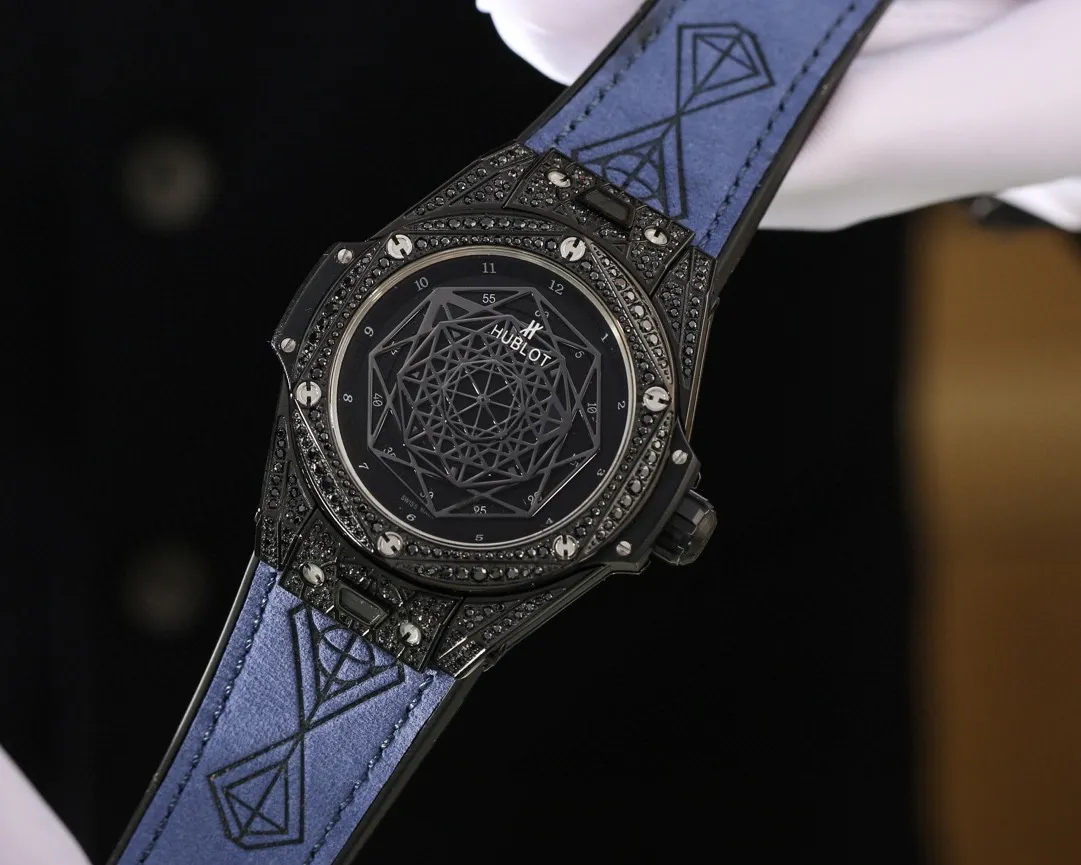 【Foreign trade import】💰3600! Hublot HUBLOT BIG BANG Big Bang Series [Second Generation Tattoo Rebirth Edition] Counter synchronization function, manual disassembly and assembly of straps. Convenient and quick to change straps of different colors. Designed by a London bald master, exclusive top version. Re-engraved 45mm case diameter. The strap has the same design concept as the original (quick replacement function). The buckle is made of fine steel and is exactly the same as the original. Stacked buckle SANG BLEU Tattoo 415.NX.1112.VR.MXM16 Satin brushed and polished polished geometric pattern with three layers of overlapping luminous hands. The three patterns rotate to present different geometric patterns. The entire case is artificially inlaid with diamonds. Original Citizen mechanical movement (very stable and almost zero repairs). The automatic weight also adopts a complicated geometric pattern shape. It looks like a full circle but can be pulled and rotated by gravity⚠️Majestic! Welcome to reprint!