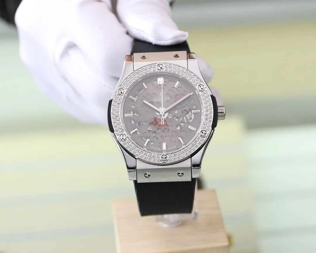 【Foreign trade import】💰2400! Hublot's premium men's watch features a striking hollow design, exquisite craftsmanship, originality, noble atmosphere and gentlemanly style. It adopts a fully automatic mechanical movement, top-grade 316 stainless steel case, natural rubber strap, mineral super mirror, size 44*13. Welcome to reprint!