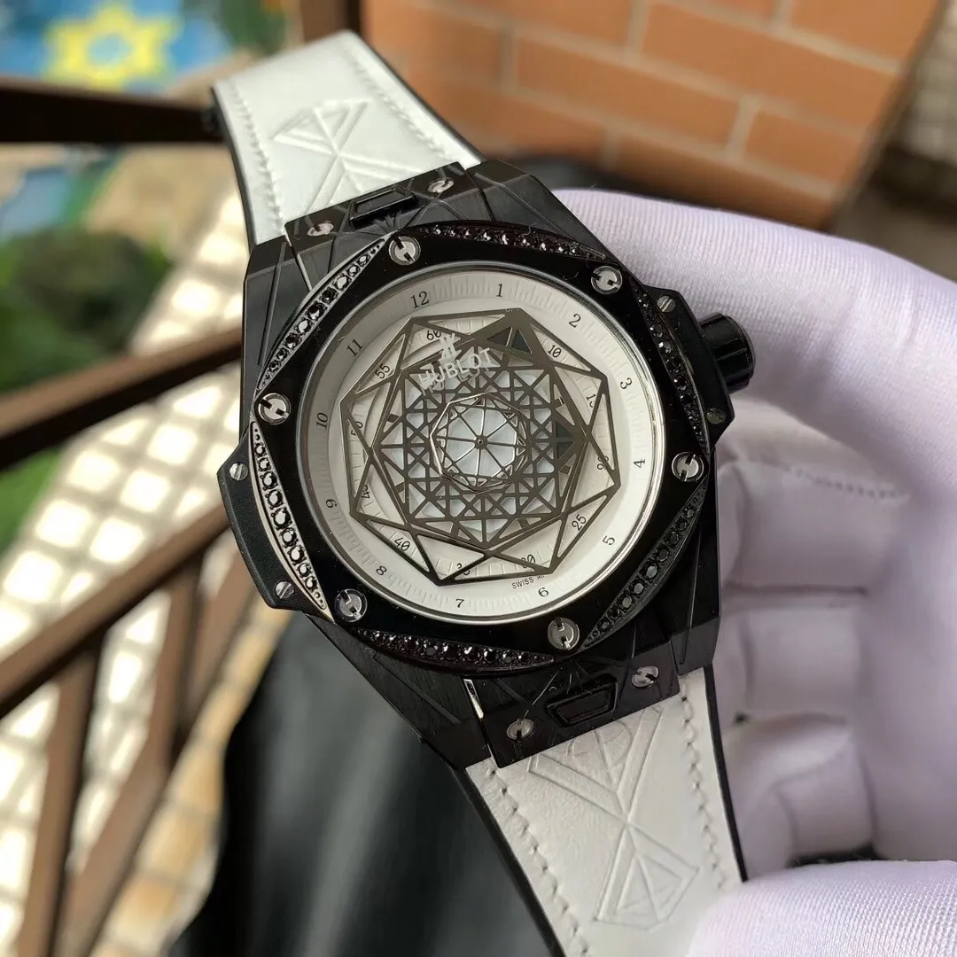 【Foreign trade import】💰3200! [HUBLOT] Hublot Hublot BIG BANG Big Bang Series [Second Generation Tattoo Reborn Edition] The strap is detachable. The counter synchronization function allows manual disassembly and assembly of the strap. It is convenient and quick to change straps of different colors. Designed by a London bald master, exclusive top version. Re-engraved 45mm case diameter. The strap has the same design concept as the original (quick replacement function). The buckle is made of fine steel and is exactly the same as the original. Folding clasp SANG BLEU Tattoo 415.NX.1112.VR.MXM16 Satin brushed and polished polished geometric pattern with three layers of overlapping luminous hands. The three patterns rotate to present different geometric patterns. The entire case is artificially inlaid with diamonds. Original Citizen mechanical movement (very stable and almost zero repairs). The automatic weight also adopts a complicated geometric pattern shape. It looks like a full circle but can be pulled and rotated by gravity! 🔥Top quality products are constantly produced🔥