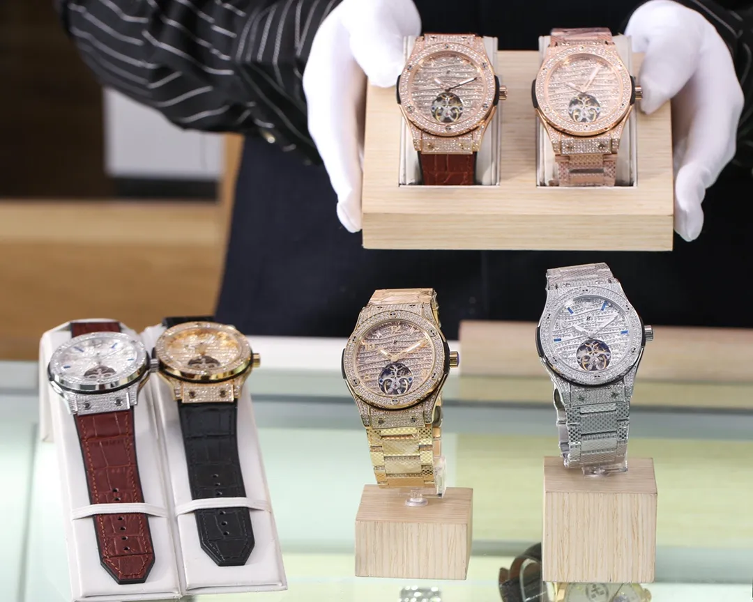 【Foreign trade import】💰3200! Hublot - Hublot HUBLOT (luxury design) is grand and extraordinary💪💪 Type: fine men's watch (top quality) Strap: imported rubber strap (comfortable and durable) Movement: equipped with top mechanical movement (stable travel time) Material: mineral super strong mirror (wear-resistant performance) Exquisite quality Domineering style Noble and generous Grand style Wisdom and exclusivity Size: 43mm in diameter and 12mm in thickness High-definition real shot! Welcome to reprint!