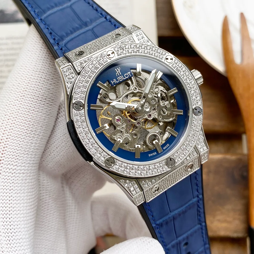 【Foreign Trade Import】💰1520! Hublot's premium men's watch, with its explosive hollow design, luxurious diamonds, noble atmosphere, gentlemanly style, excellent quality, is a hot seller all over the city. Using fully automatic mechanical movement, top-grade 316 stainless steel case, imported calfskin strap, sapphire mirror never scratched, size 45*13