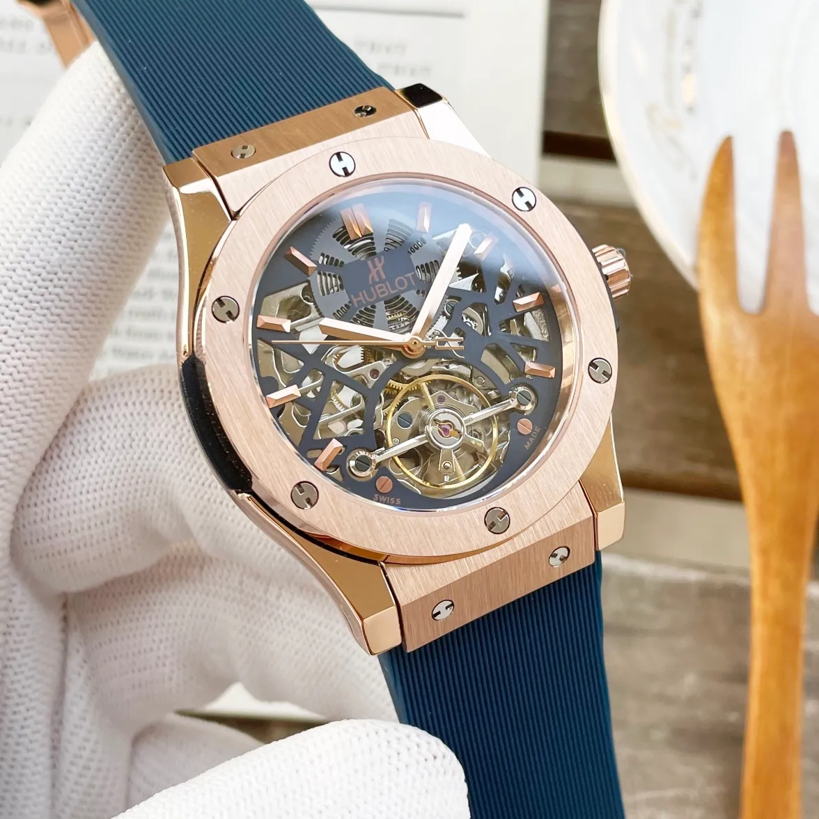 【High-end replica】💰1720! Hublot's premium men's watch features a classic three-hand flywheel design, exquisite craftsmanship, originality, nobility and gentlemanly style. It adopts fully automatic imported Citizen mechanical movement, top-grade 316L stainless steel case, imported calfskin strap, mineral super mirror, size 44*13. Welcome to reprint!