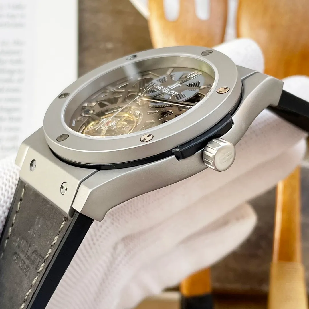 【High-end replica】💰1720! Hublot's premium men's watch features a classic three-hand flywheel design, exquisite craftsmanship, originality, nobility and gentlemanly style. It adopts fully automatic imported Citizen mechanical movement, top-grade 316L stainless steel case, imported calfskin strap, mineral super mirror, size 44*13. Welcome to reprint!