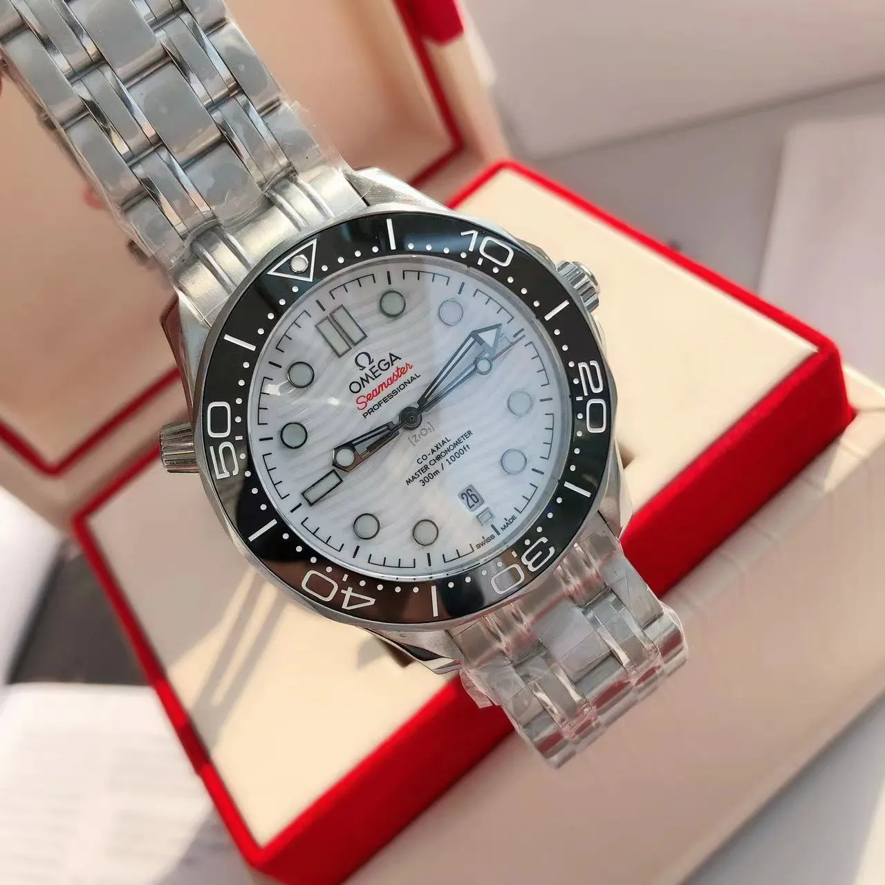 【High-end replica】💰1160! 【Customized all-in-one machine】💰1720! Omega Seamaster's new upgraded version of Seamaster 300 meters has arrived. It continues to adhere to practical value, delve into appearance details, and import an all-in-one movement. There is no best, only a better upgrade concept. It will once again push the entire series of Seamaster watches with the new Citizen movement to the top!  [Upgrade 1] Corrected the bezel to match the color of the letter, synchronized with the original genuine sunken luminous pearl, and the luminous color is synchronized [Upgrade 2] Corrected the original synchronized 8800 movement automatic hammer, effectively combined with the durability of the imported 9015 movement, and more intuitively close to the original [Upgrade 3] Upgraded the arched scratch-resistant sapphire glass mirror, since then‼ ️ All watches are made of sapphire glass [Upgrade 4] Using original genuine CNC molds, perfectly copying the same shell shape and band-shaped curvature of the genuine products. The appearance similarity with the genuine products is indistinguishable. The pictures were taken on a customized all-in-one machine!