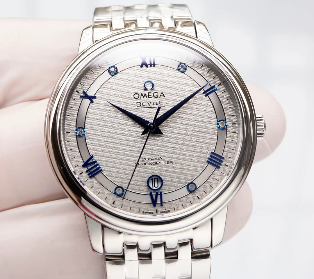 【Customized all-in-one machine】💰1920! Omega-De Ville Series-Couple Watches! Genuine mold opening, 👏The lettering is the same as the original product with sun pattern, the curved surface is upgraded to high-definition arched double sapphire glass (clearer display, anti-scratch) 👏The back of the steel belt is also synchronized with the original laser product batch number! It took 9 months to make many corrections and upgrades to create a 1:1 shell model, striving for perfection! The diameter of men's clothing is 39.5mm, and the diameter of women's clothing is 32.7mm👏! The style adopts the original Citizen 9015 all-in-one mechanical movement, which vibrates 28,800 times per hour, and has zero repair quality. The style is matched with Italian cowhide to make the wrist more comfortable and comfortable. The strap body/buckle is engraved with the classic "OMEGA" logo, which is generous and classy. Real shot🔰Please pay attention to the details! (Focus on original new machines) Focus is an attitude, produced by JH!