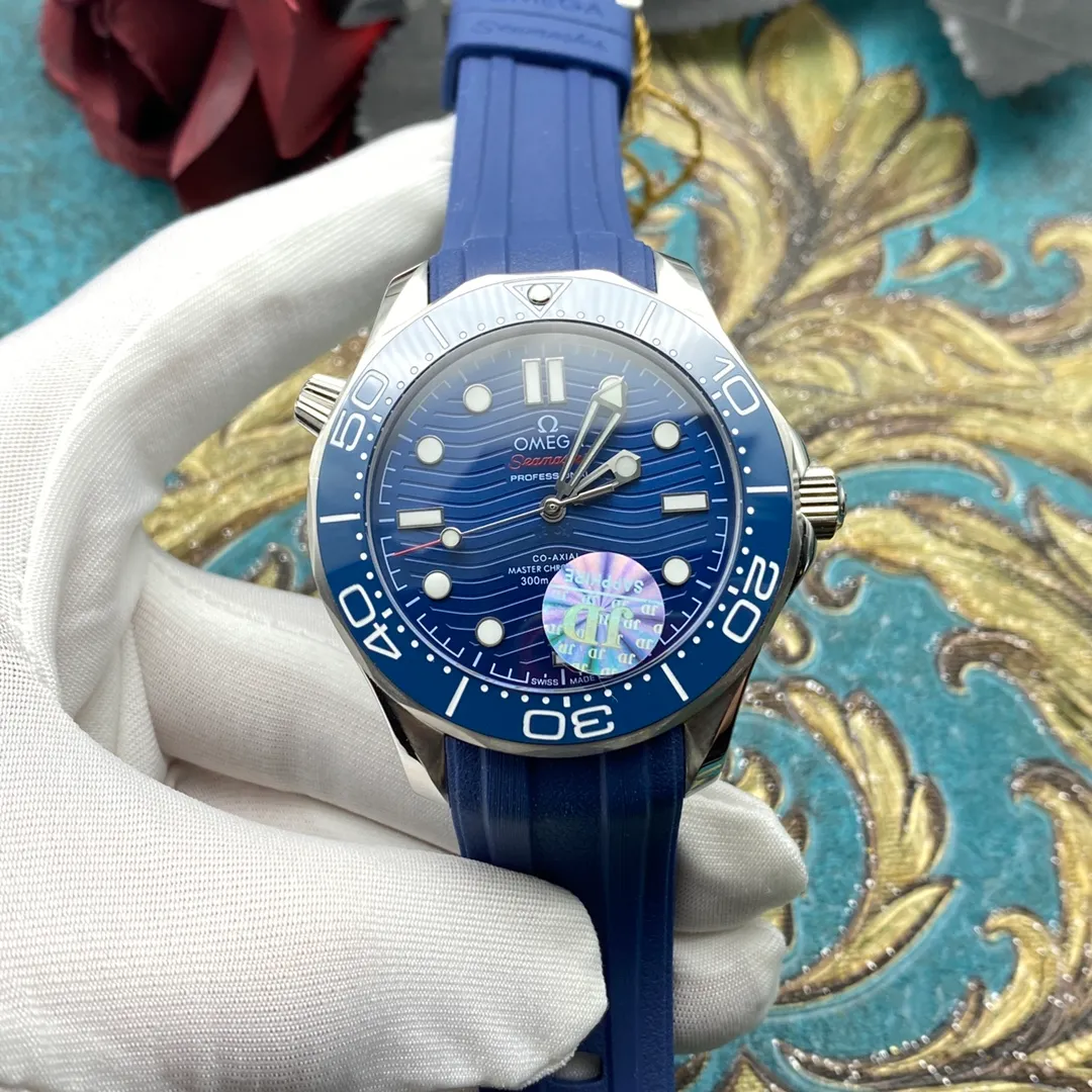 The OMEGA Seamaster 300 series has won the hearts of many people with its unique design and excellent performance. The watch inherits the glorious marine legend. Combining artistic innovation with current design concepts. Brand: OMEGA Series: Seamaster Diving 300 Meter Ocean Watch Movement: 8800 Strap: Nine-bead steel strap and rubber strap (1:1) Size: 42mm13mm Material: 316 stainless steel