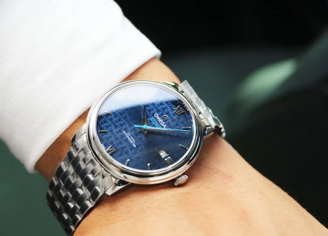 【High-end replica】💰1720! 【Top replica】💰2700! Omega De Ville DE VILLE series! It took two years of research and development and production to finally come out. Every process of the product structure is also made of CNC finishing to make the 2018 Basel Jewelry and Watch Fair miracle new watch! Elegant design, excellent quality, simple and classic 39.5 mm stainless steel round case with smooth and natural lines. After polishing, it presents a full metallic texture. It is very beautiful and integrates with the perfectly curved stainless steel lugs. It fits the human body design of the wrist very well!       Completely following Swiss standard craftsmanship requirements, we try our best to restore the original product one by one, including the glass, case, polishing, and yarn drawing, and reproduce the original product. We use the 9015 movement and perform precise testing to ensure that the appearance of the watch is exactly the same as the original product in size and thickness! The watches produced by this product have all undergone high-quality waterproof testing, travel time testing, and case detail testing! An absolute work of conscience! Full of sincerity!          The high-definition, translucent and dazzling imported sapphire crystal mirror, specially customized high-quality calf leather and original buckle, or the polished and polished stainless steel bracelet that is close to the original factory standard, provide a very comfortable wearing feeling! This replica watch you got! Will love it!        Arrived in very small quantities! Are you excited? Act quickly!         (Focus on original new machines) Focus is an attitude, produced by JH!