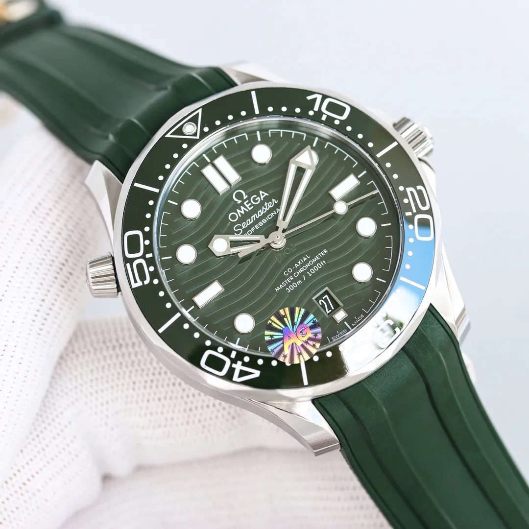 【Top Replica】💰4700! The arrival of the green seahorse [celebration] interprets the legend of the ocean with the green of the sea! Omega's 2022 new Green Seamaster uses the Double T black balance wheel 8800 movement, a 42 mm case, a laser-engraved corrugated dial, hollow hands and an ammonia exhaust valve. The color scheme uses a classic green dial with a green bezel. The dial and bezel are of the same color. It is a classic configuration among the Omega Seamaster 300-meter diving watches. Black and blue (the two most classic ones) are both in this way. This configuration shows the charm of green to the greatest extent and is full of vitality. The new green model uses a 42mm stainless steel case, a green ceramic dial with laser-engraved ripple patterns, hour markers and hands covered with white Super-LumiNova, and a calendar window at 6 o'clock. The unidirectional rotating bezel is also made of green ceramic material, and the bright bezel is decorated with a white enamel diving scale, echoing the overall design. The LOGO, signature, etc. on the dial are also all in white, and the color matching and details are as pure as possible, highlighting the beauty of green.