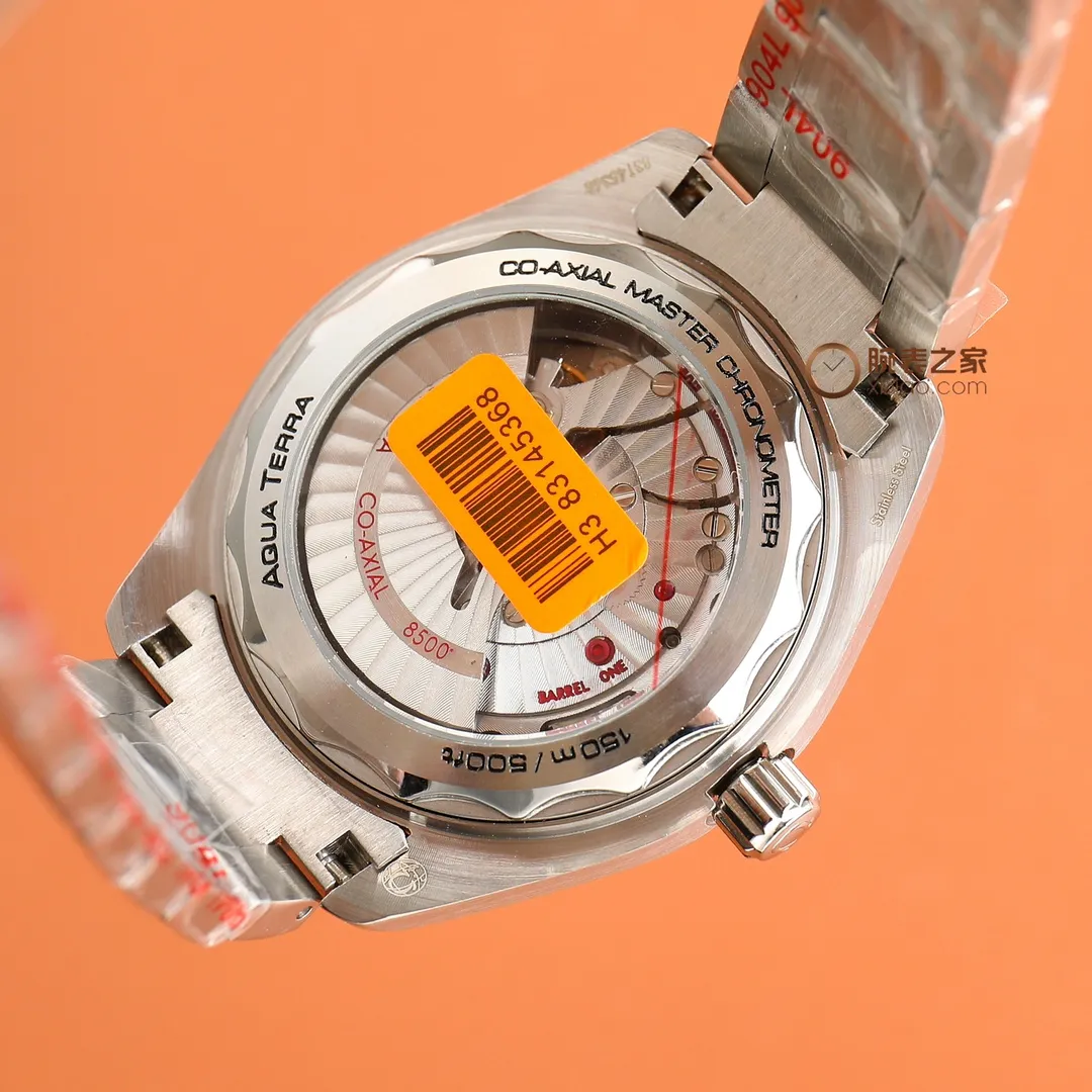 【Customized all-in-one machine】💰1720! 🔥🔥🔥｛Watch Home Brand News｝A few years ago, the Omega Seamaster Aqua Terra world time watch became popular all over the world as soon as it came out and has always been popular! The new Aqua Terra world time watch launched this year continues the exquisite craftsmanship and exquisite details of the previous model, and incorporates more advanced watchmaking technology. For watch fans who are keen on watch design, every detail of this watch is made by a famous factory. It is made of Aqua Terra style stainless steel, polished and brushed. The blue rubber strap continues the consistent design style of the Aqua Terra series. Sales have always been leading - the 150-meter series - with the launch of a new single product - breaking through the theme again: [Classic hot model to create greater glory] Brand: Omega (distinguished quality) Return of the ultimate product) Hot model type: Fine men's watch (high quality) [Haima 150 series] 316 stainless steel strap: Material: Mineral super strong sapphire mirror (wear-resistant) embossed essence, vast and majestic, unique ingenuity, wrist treasure size: 40mm in diameter, 10mm thick, hot sale! Welcome to reprint🔥Top products, high quality products constantly🔥