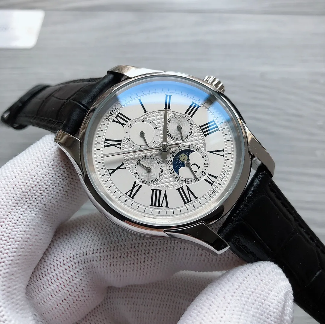 【Foreign Trade Import】💰1440! OMEGA 🎮X1 Diefei Elegant Series, 39.5mm complex function watch, classic and elegant design, attracting many loyal supporters. This series of watches is simple in style, elegant and gorgeous in appearance, showing eye-catching and timeless beauty. 🎮Roman scale dial, three-hand display, calendar week, month and 24-hour moon phase function, equipped with Omega 2628 coaxial movement inside. The classic and timeless design makes each timepiece the perfect match for any outfit. 🎮Sanjie exquisitely recommends men’s fully automatic mechanical watches. SJ carefully creates ultra-realistic photo shoots for you.