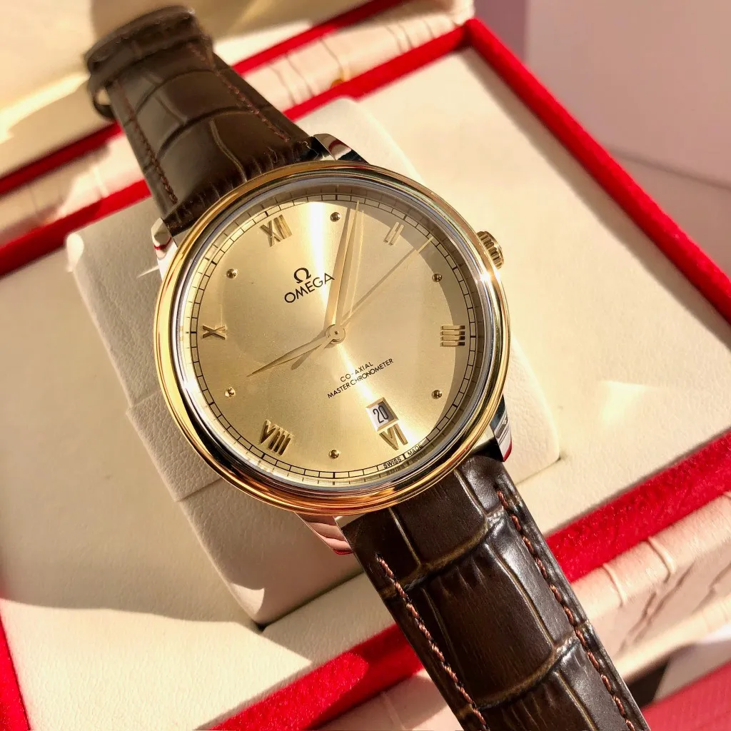 【Customized all-in-one machine】💰1720! Omega De Ville's 2023 blockbuster new product - the third-generation De Ville series men's watch [casual, simple, classic and popular] the De Ville series once again refreshes its appearance and is consistent with the essence of the original. It is different from the second-generation De Ville updated in the same year. It adopts the same transparent bottom design as the original. On the basis of matching the imported Citizen movement, the original top is modified, which is perfect and as close to the genuine product as possible. [Movement] Equipped with the zero-repair 💯 brand-new Citizen 9015 all-in-one automatic mechanical movement, accurate travel time, long-lasting durability, and highly recognized by watch friends [Case] 316L stainless steel case, modified and beautiful body. The bottom cover is embossed according to the original synchronized track literal, 39.5mm shell size, adhering to the same original details. Curved dial, deep waterproof, scratch-resistant sapphire glass [Bracelet] Using 316L stainless steel bracelet Optional with original folding stretch clasp or calfskin strap of the same material