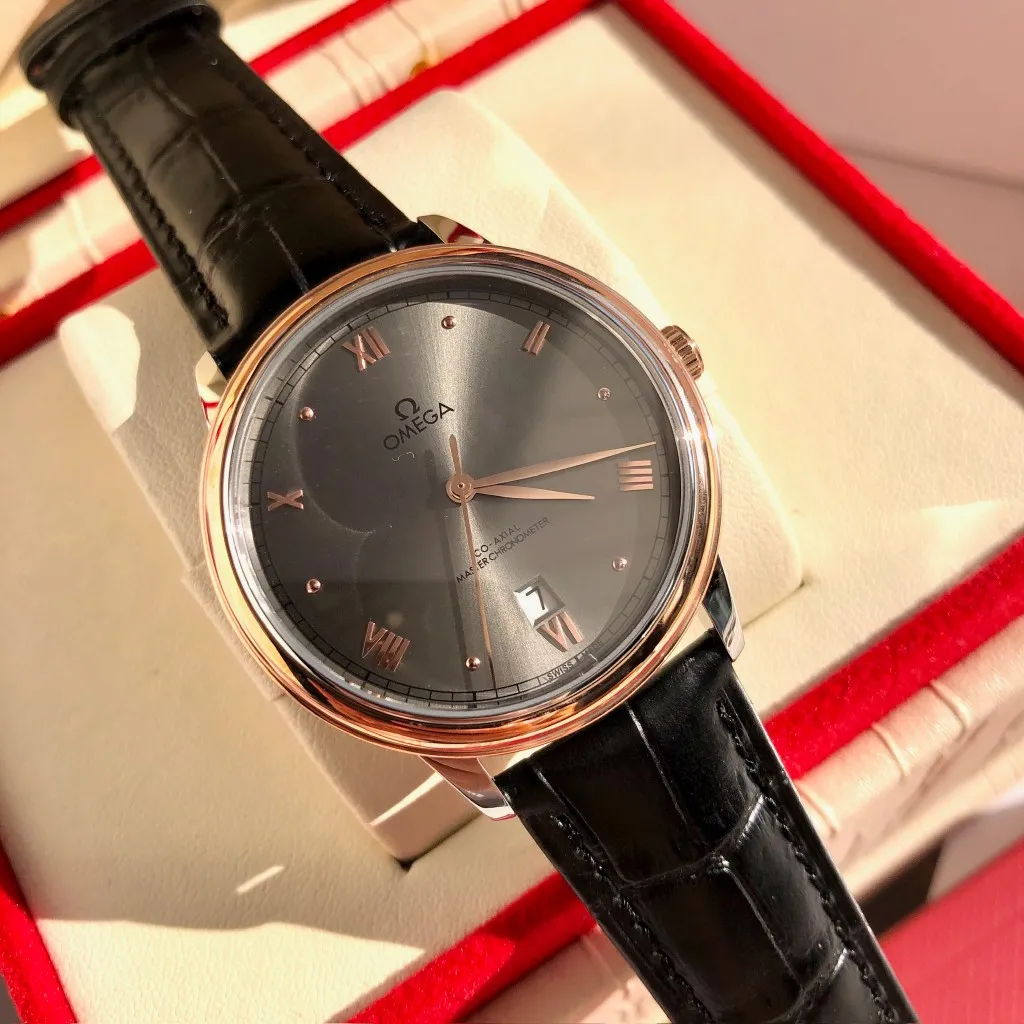 【Customized all-in-one machine】💰1720! Omega De Ville's 2023 blockbuster new product - the third-generation De Ville series men's watch [casual, simple, classic and popular] the De Ville series once again refreshes its appearance and is consistent with the essence of the original. It is different from the second-generation De Ville updated in the same year. It adopts the same transparent bottom design as the original. On the basis of matching the imported Citizen movement, the original top is modified, which is perfect and as close to the genuine product as possible. [Movement] Equipped with the zero-repair 💯 brand-new Citizen 9015 all-in-one automatic mechanical movement, accurate travel time, long-lasting durability, and highly recognized by watch friends [Case] 316L stainless steel case, modified and beautiful body. The bottom cover is embossed according to the original synchronized track literal, 39.5mm shell size, adhering to the same original details. Curved dial, deep waterproof, scratch-resistant sapphire glass [Bracelet] Using 316L stainless steel bracelet Optional with original folding stretch clasp or calfskin strap of the same material