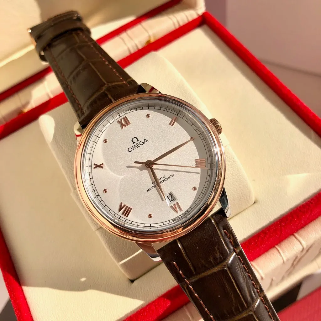 【Customized all-in-one machine】💰1720! Omega De Ville's 2023 blockbuster new product - the third-generation De Ville series men's watch [casual, simple, classic and popular] the De Ville series once again refreshes its appearance and is consistent with the essence of the original. It is different from the second-generation De Ville updated in the same year. It adopts the same transparent bottom design as the original. On the basis of matching the imported Citizen movement, the original top is modified, which is perfect and as close to the genuine product as possible. [Movement] Equipped with the zero-repair 💯 brand-new Citizen 9015 all-in-one automatic mechanical movement, accurate travel time, long-lasting durability, and highly recognized by watch friends [Case] 316L stainless steel case, modified and beautiful body. The bottom cover is embossed according to the original synchronized track literal, 39.5mm shell size, adhering to the same original details. Curved dial, deep waterproof, scratch-resistant sapphire glass [Bracelet] Using 316L stainless steel bracelet Optional with original folding stretch clasp or calfskin strap of the same material