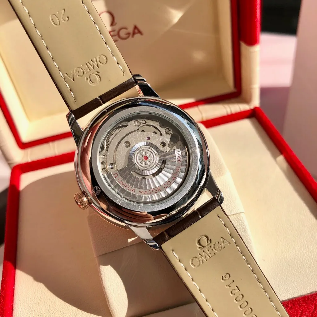 【Customized all-in-one machine】💰1720! Omega De Ville's 2023 blockbuster new product - the third-generation De Ville series men's watch [casual, simple, classic and popular] the De Ville series once again refreshes its appearance and is consistent with the essence of the original. It is different from the second-generation De Ville updated in the same year. It adopts the same transparent bottom design as the original. On the basis of matching the imported Citizen movement, the original top is modified, which is perfect and as close to the genuine product as possible. [Movement] Equipped with the zero-repair 💯 brand-new Citizen 9015 all-in-one automatic mechanical movement, accurate travel time, long-lasting durability, and highly recognized by watch friends [Case] 316L stainless steel case, modified and beautiful body. The bottom cover is embossed according to the original synchronized track literal, 39.5mm shell size, adhering to the same original details. Curved dial, deep waterproof, scratch-resistant sapphire glass [Bracelet] Using 316L stainless steel bracelet Optional with original folding stretch clasp or calfskin strap of the same material