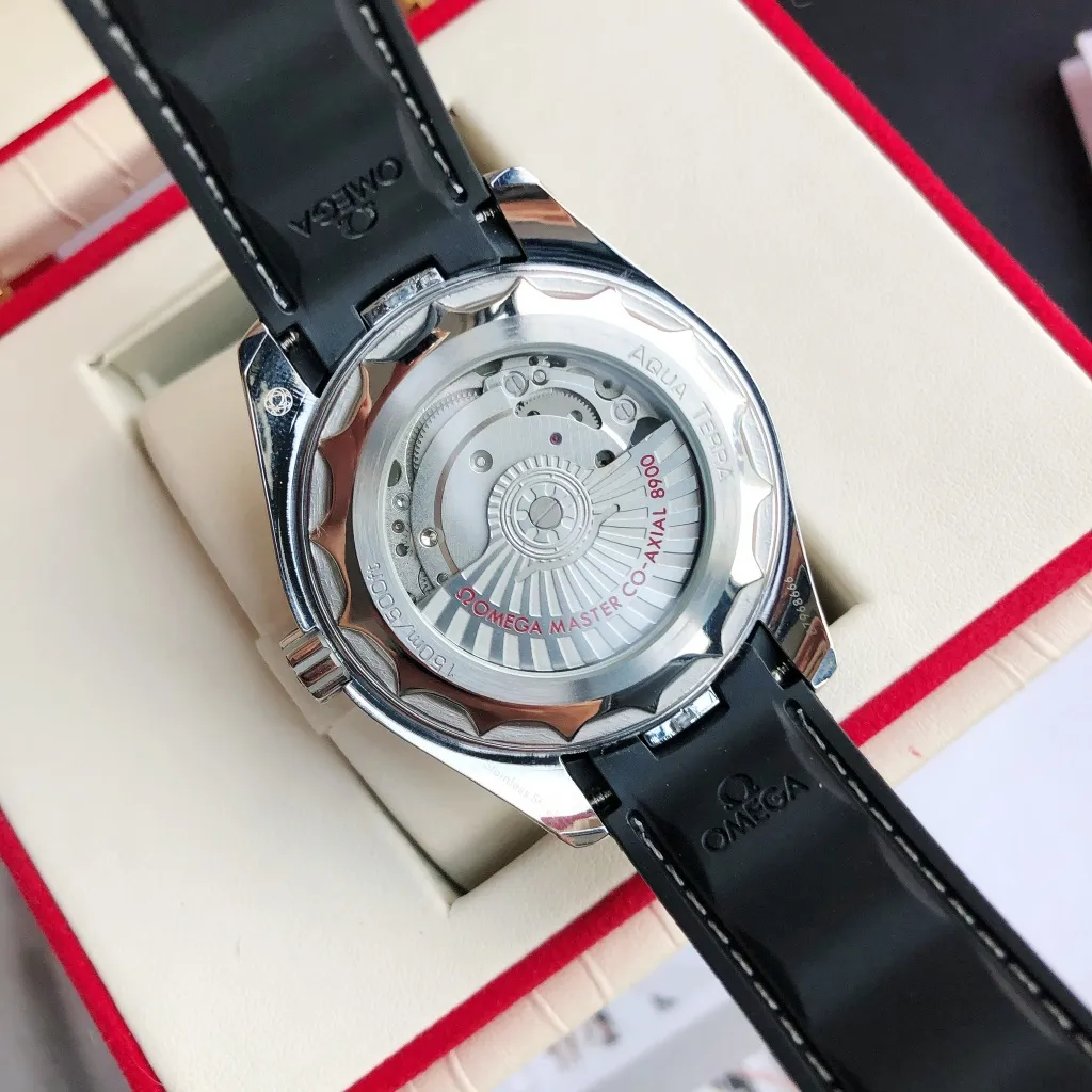 【Customized all-in-one machine】💰1720! Omega Seamaster 150-meter watch [Ocean charm, classic hot model] The classic and timeless design is very characteristic of the Omega brand [Movement] Equipped with the imported brand new Citizen 9015 all-in-one automatic mechanical movement, accurate travel time and long-lasting, highly recognized by watch friends [Case] 316L stainless steel case, modified and beautiful body, original consistent 41.5mm diameter, curved dial, depth waterproof to 200 meters [Bracelet] imported rubber strap Equipped with the original folding clasp of the same material, the details are synchronized with the original product ⚠️Please look for the exclusive quality produced by GD